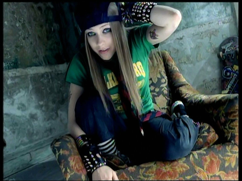 Let Go Images 'sk8er Boi' Mv Screencaps [hq] Hd Wallpaper - Avril Lavigne Skater Boy Look , HD Wallpaper & Backgrounds
