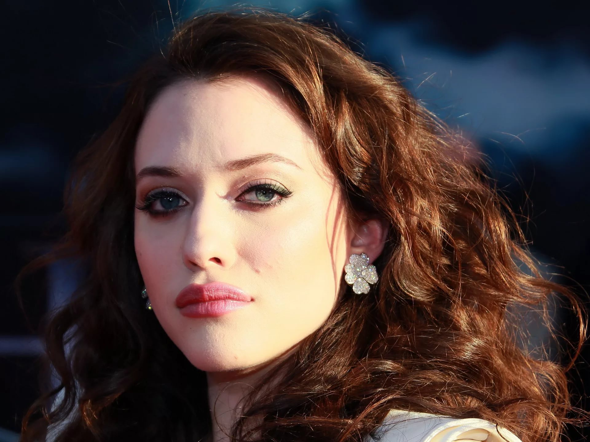 Kat Dennings Hd Images - Kat Dennings Portrait Wallpaper Hd , HD Wallpaper & Backgrounds