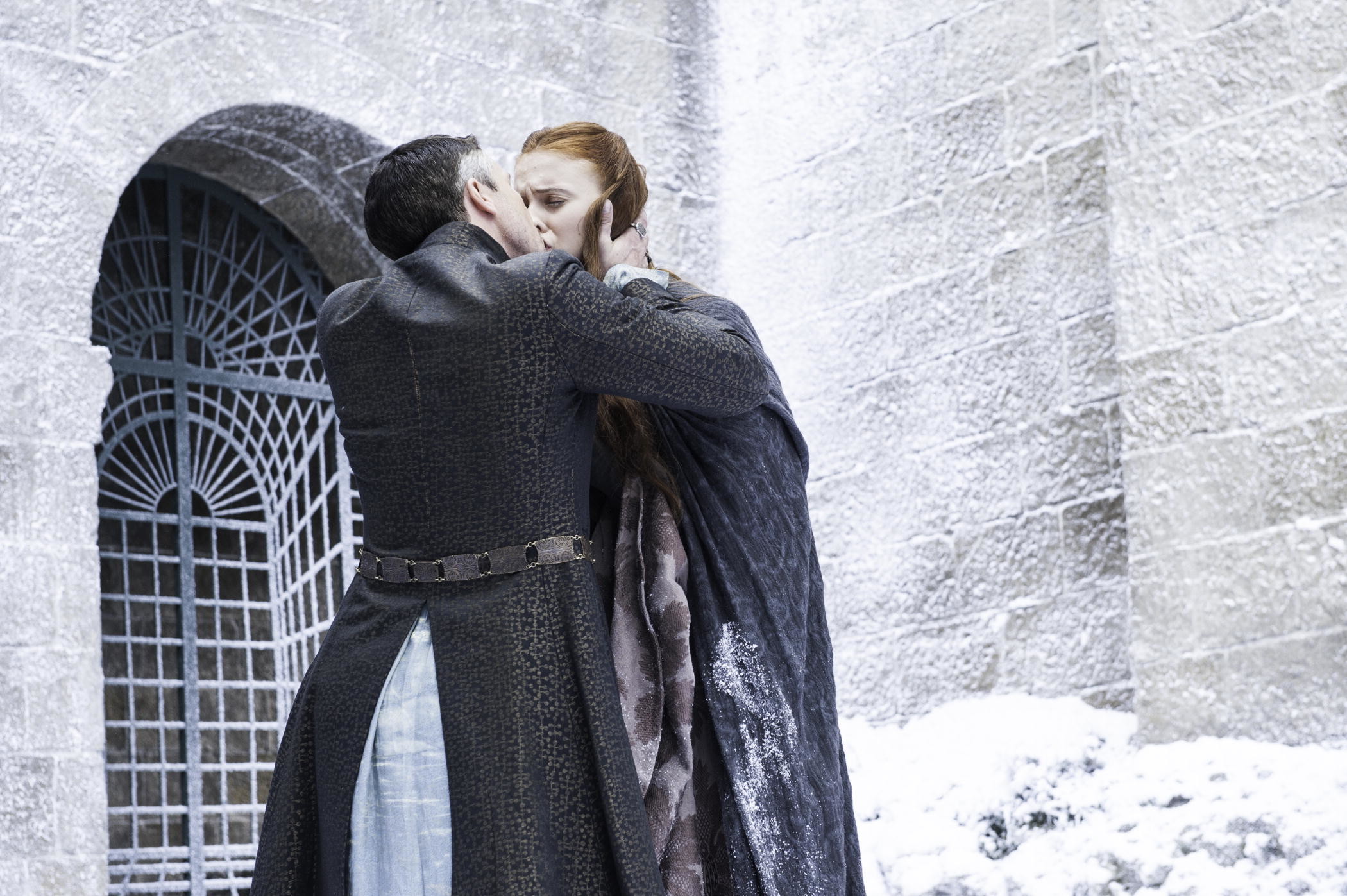 Sansa & Petyr Images Kiss Snow Other Angle Hd Wallpaper - Game Of Thrones Season 4 Episode 7 , HD Wallpaper & Backgrounds