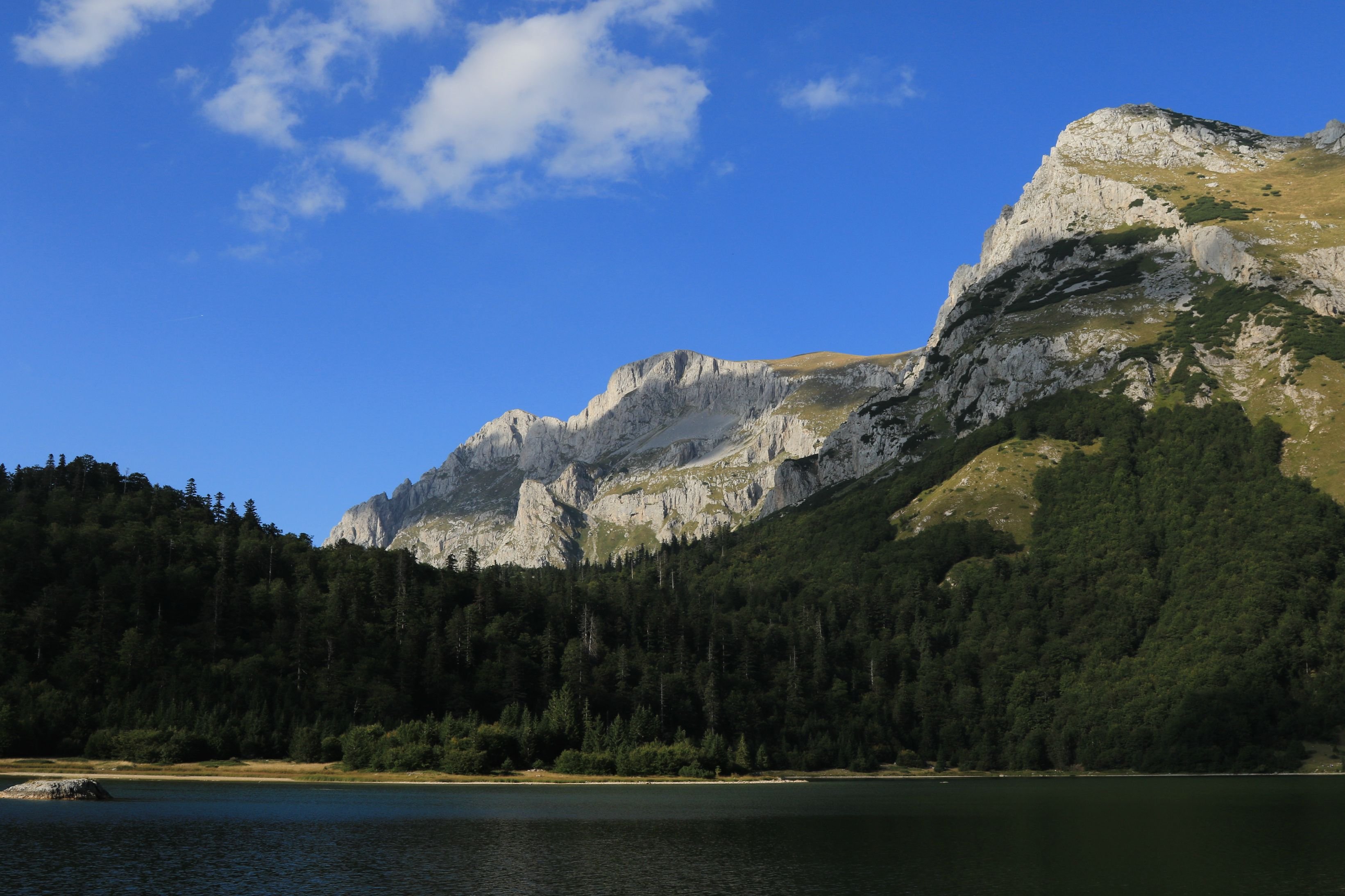 Maglić Mountain Wallpaper - Trnovačko Lake , HD Wallpaper & Backgrounds