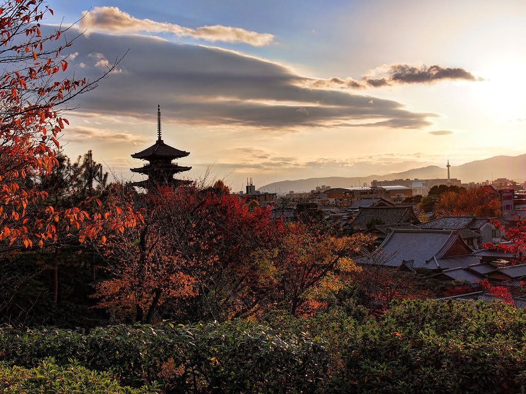Japanese Nature Sky Scenery Japan Kyoto Evening City - Yasaka Shrine , HD Wallpaper & Backgrounds