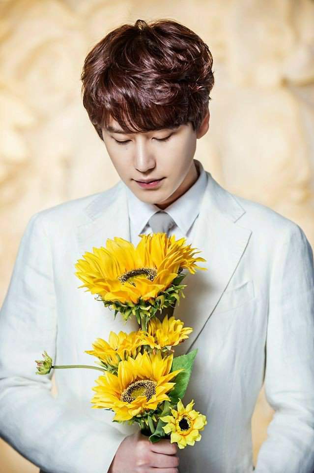 Happy Kyuhyun Day - Cho Kyuhyun With Flowers , HD Wallpaper & Backgrounds