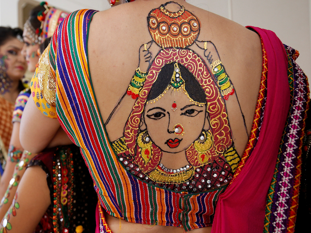 A Tattoo Sketched On The Back Of A Woman Is Pictured - Garba Tattoo , HD Wallpaper & Backgrounds