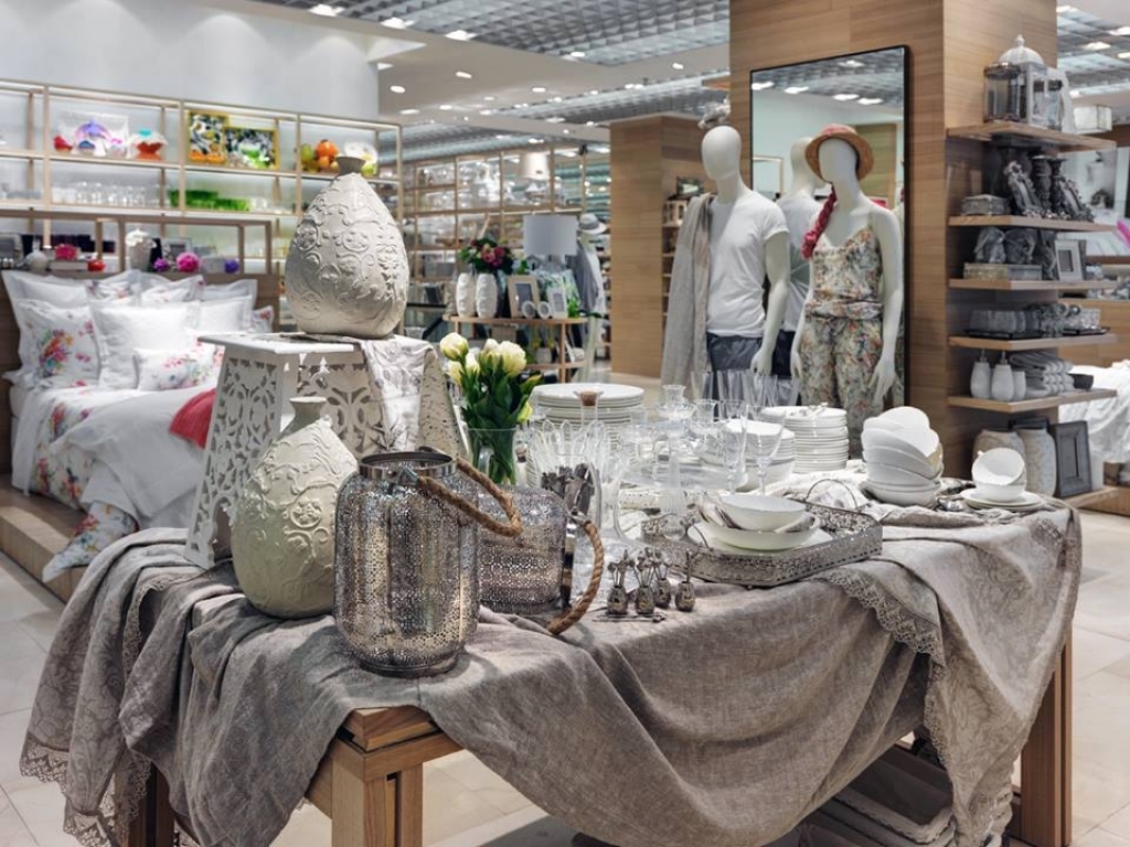 Interior Home Store New Zara Home Store Milan Interior - Homeware Table Display , HD Wallpaper & Backgrounds