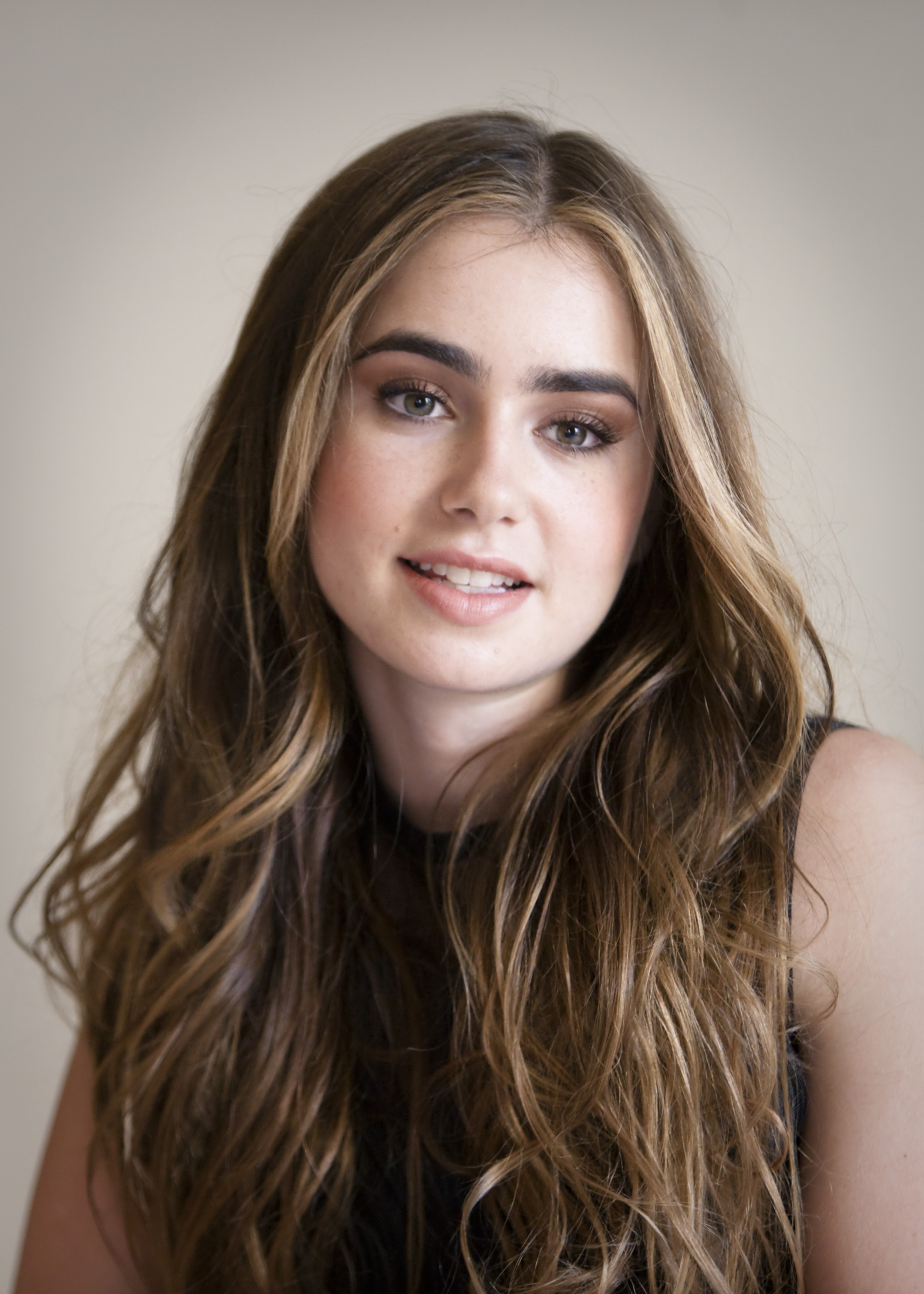 Lily Collins Pic Hwb01605 - Lily Collins , HD Wallpaper & Backgrounds