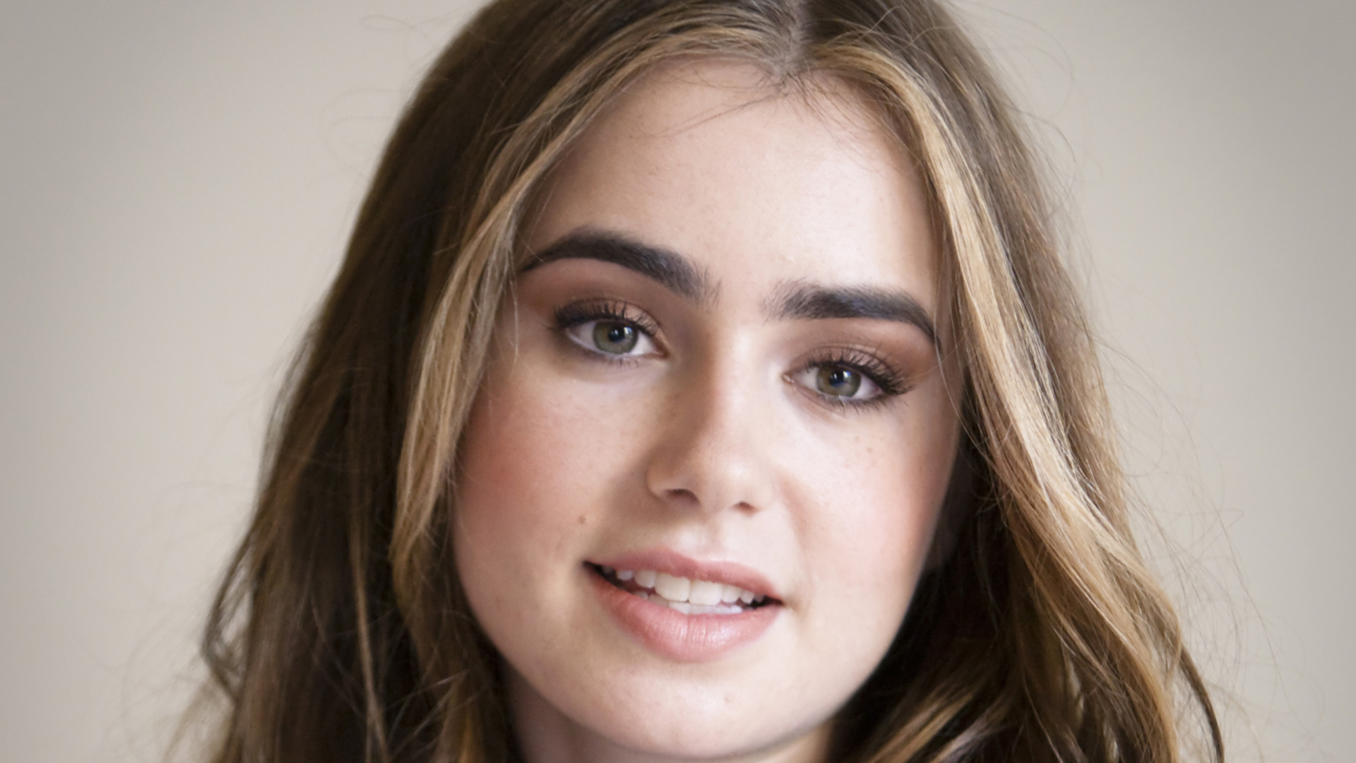 Lily Collins Age 19 , HD Wallpaper & Backgrounds