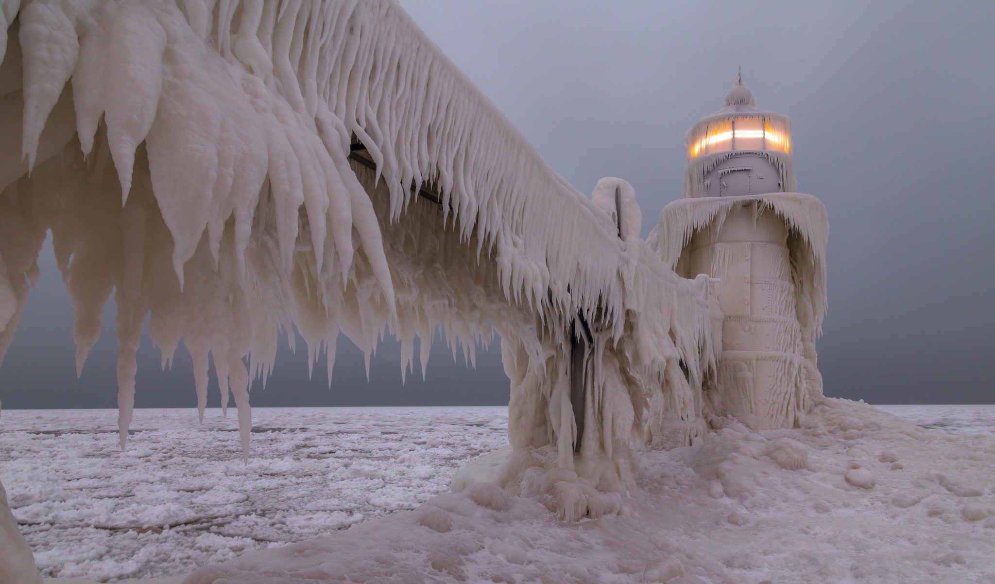Ice Storm Light House , HD Wallpaper & Backgrounds