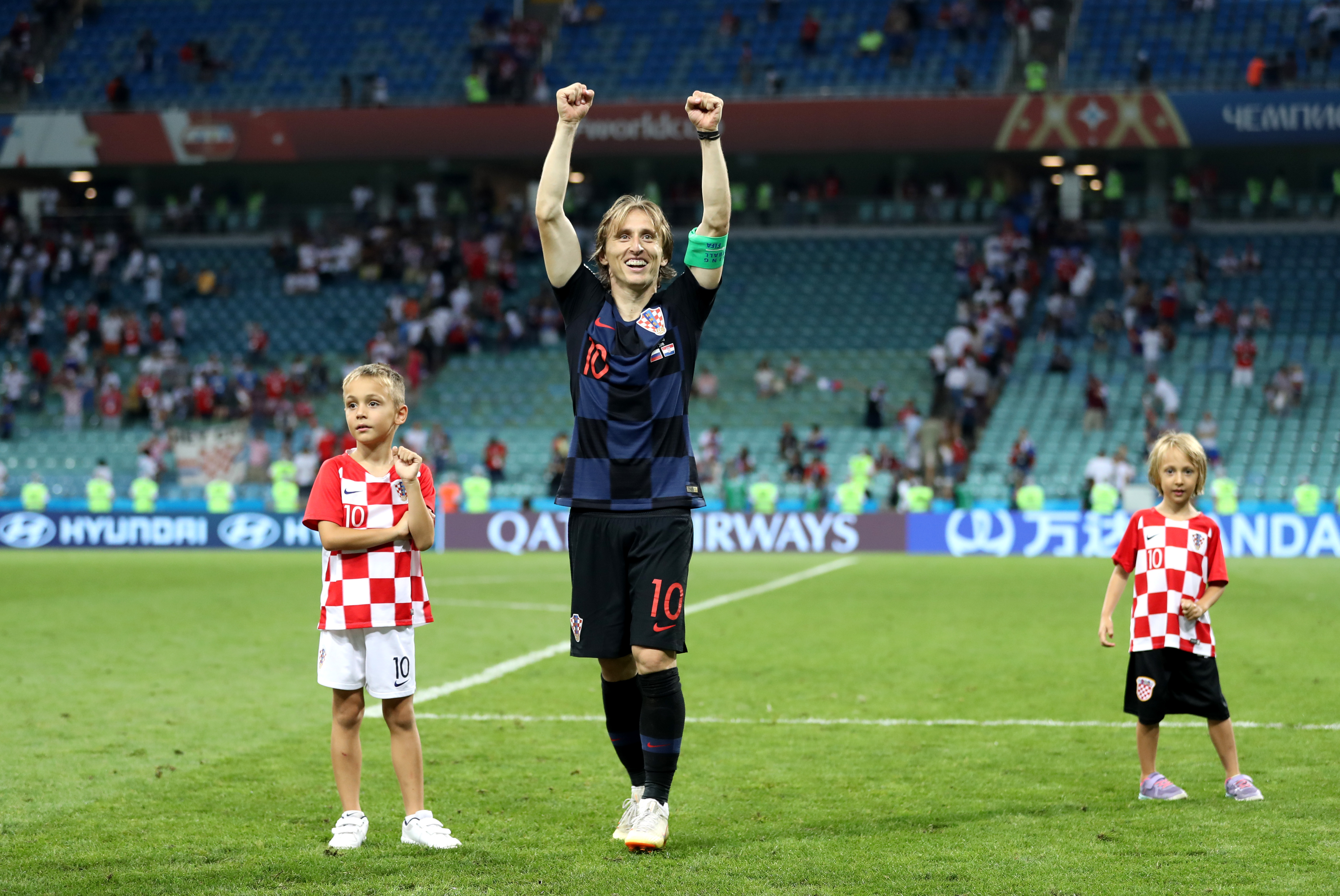 Luka Modric Of Croatia Celebrates With His Family - Vanja Bosnić Russia , HD Wallpaper & Backgrounds