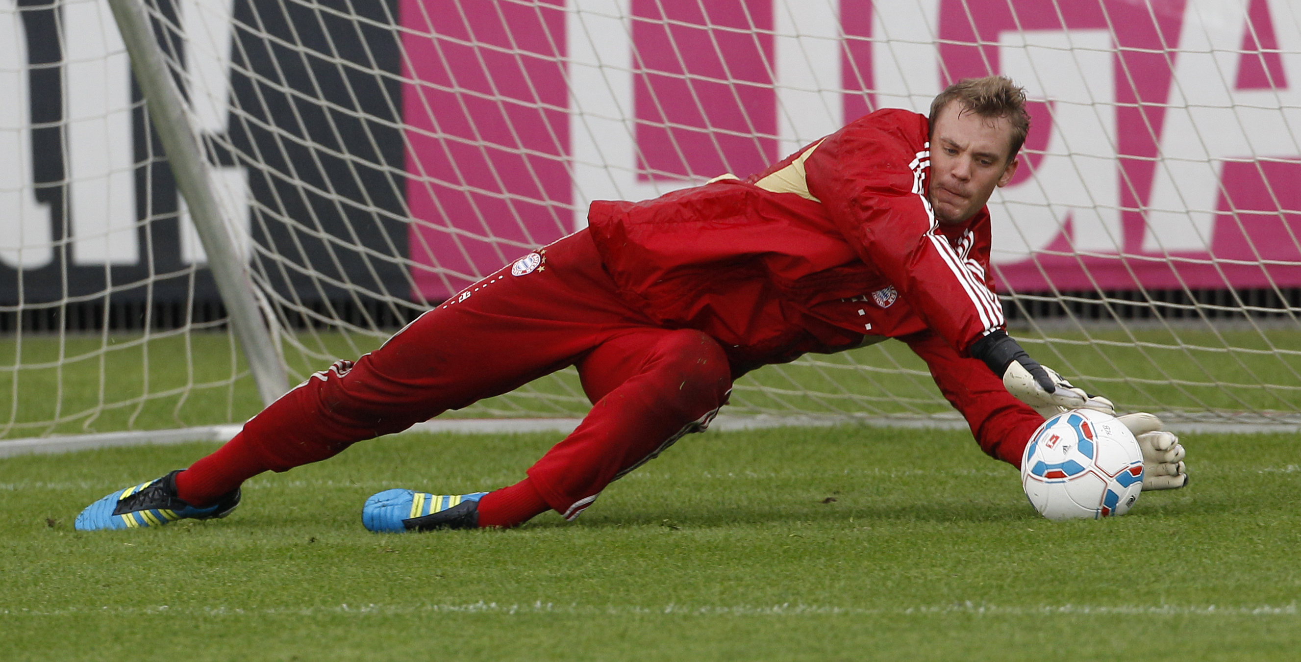 The Player Of Bayern Manuel Neuer Is Defending The - Diving Manuel Neuer Saves , HD Wallpaper & Backgrounds