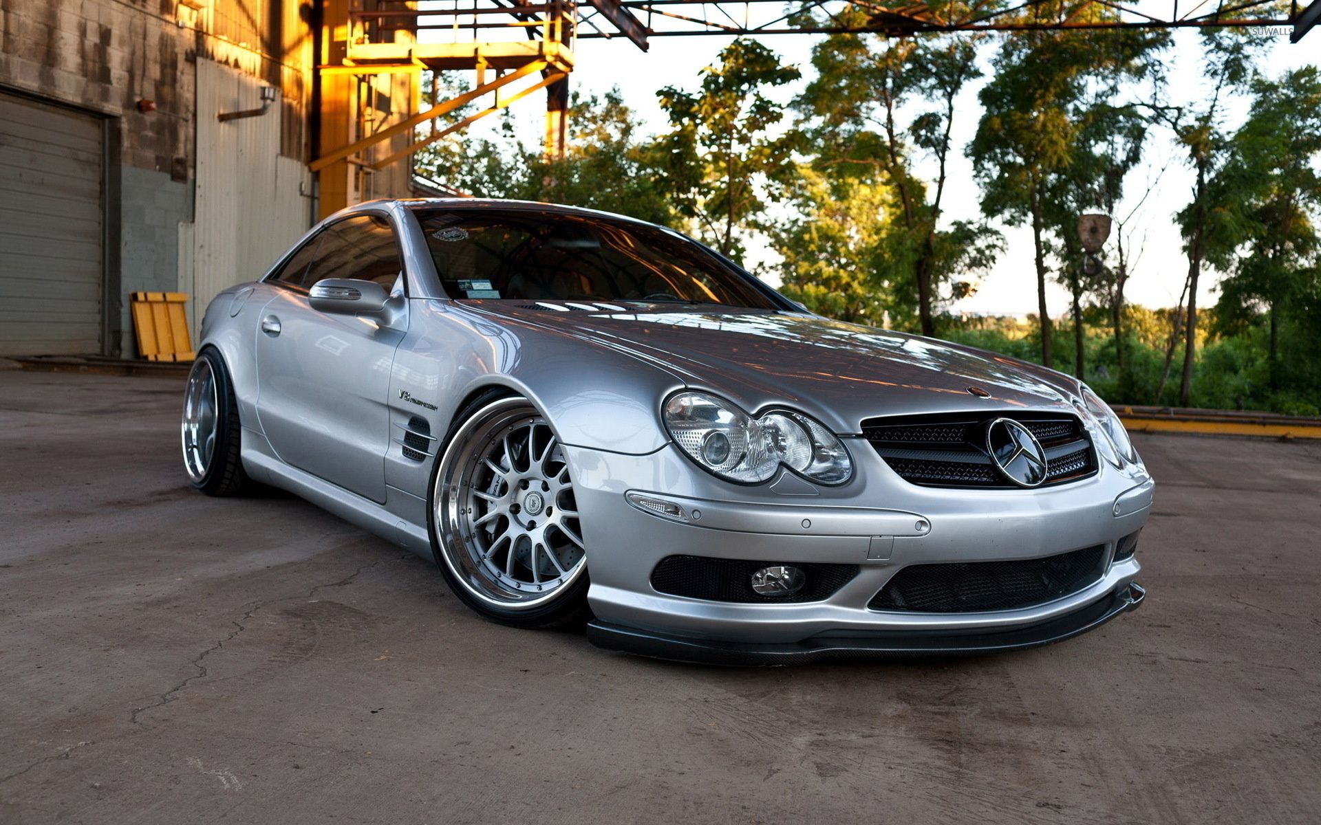 Silver Mercedes Benz Sl Class Parked Wallpaper - Mercedes Benz Sl500 , HD Wallpaper & Backgrounds