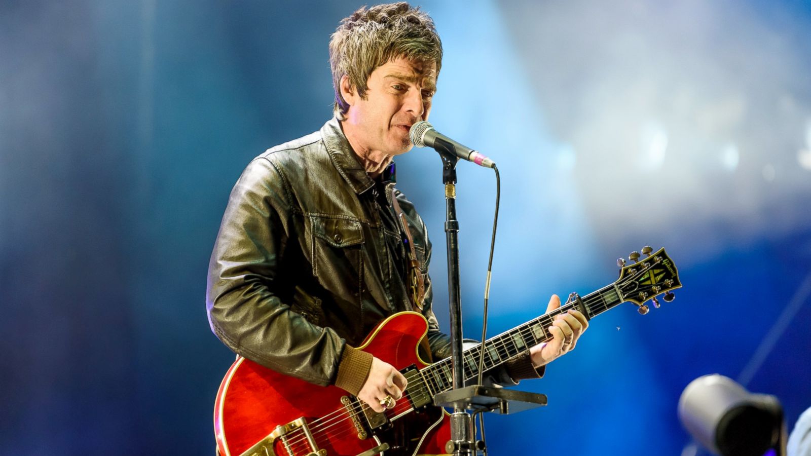 ноэл галлахер 2020. Noel gallagher. ноэль галлахер с гитарой. Noel gallagher 2019. Noel gallagher’s high flying birds британская рок-группа.