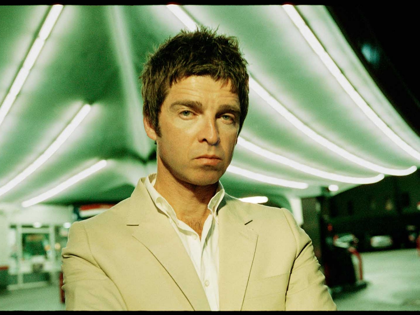 Wallpaper Noel Gallagher, Suit, Shirt, Filling, Night - Noel Gallagher , HD Wallpaper & Backgrounds