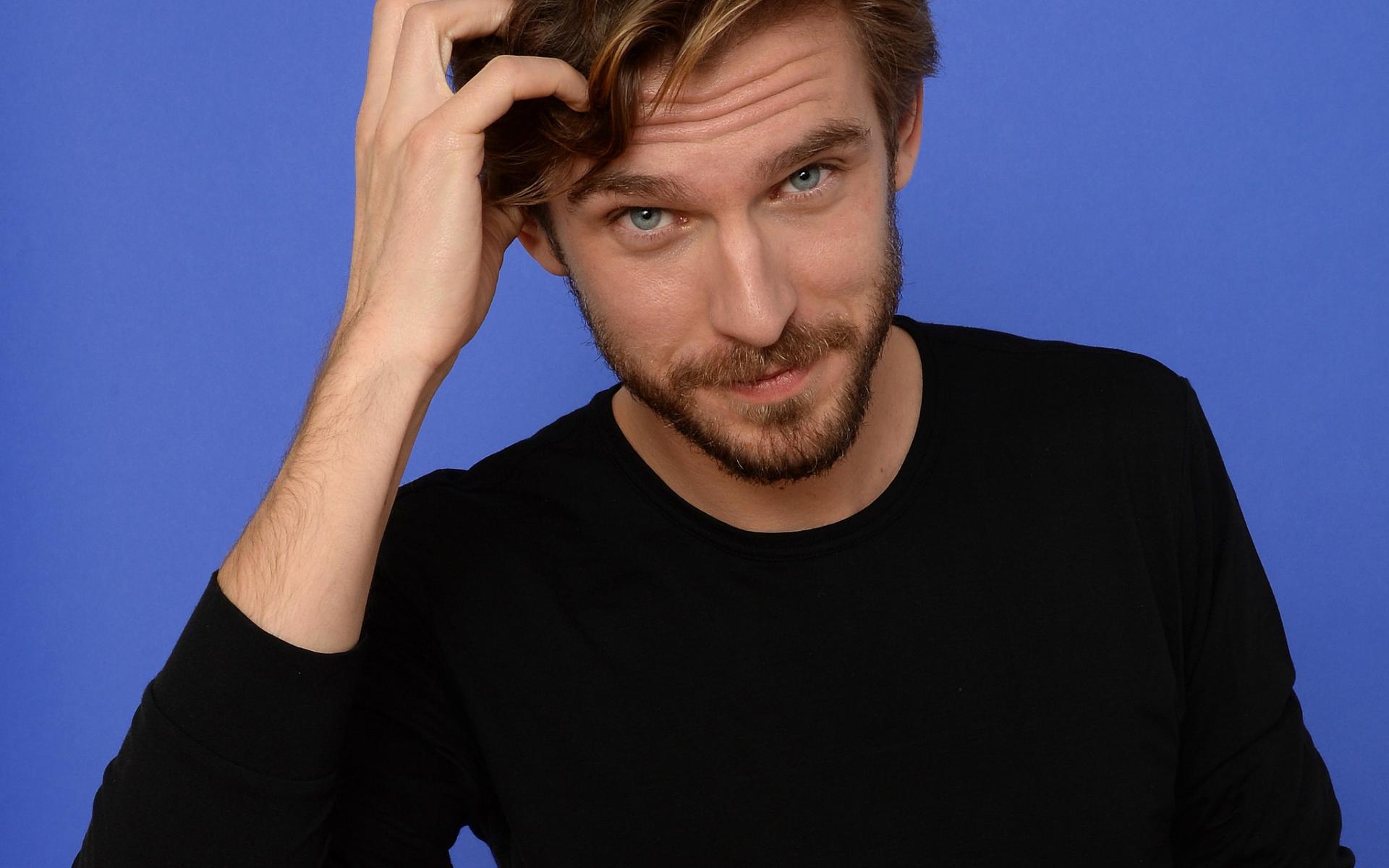 дэнес. дэнни леви актер. дэниел крейг фото 2022. даниэль минц. мусаси в кепке.