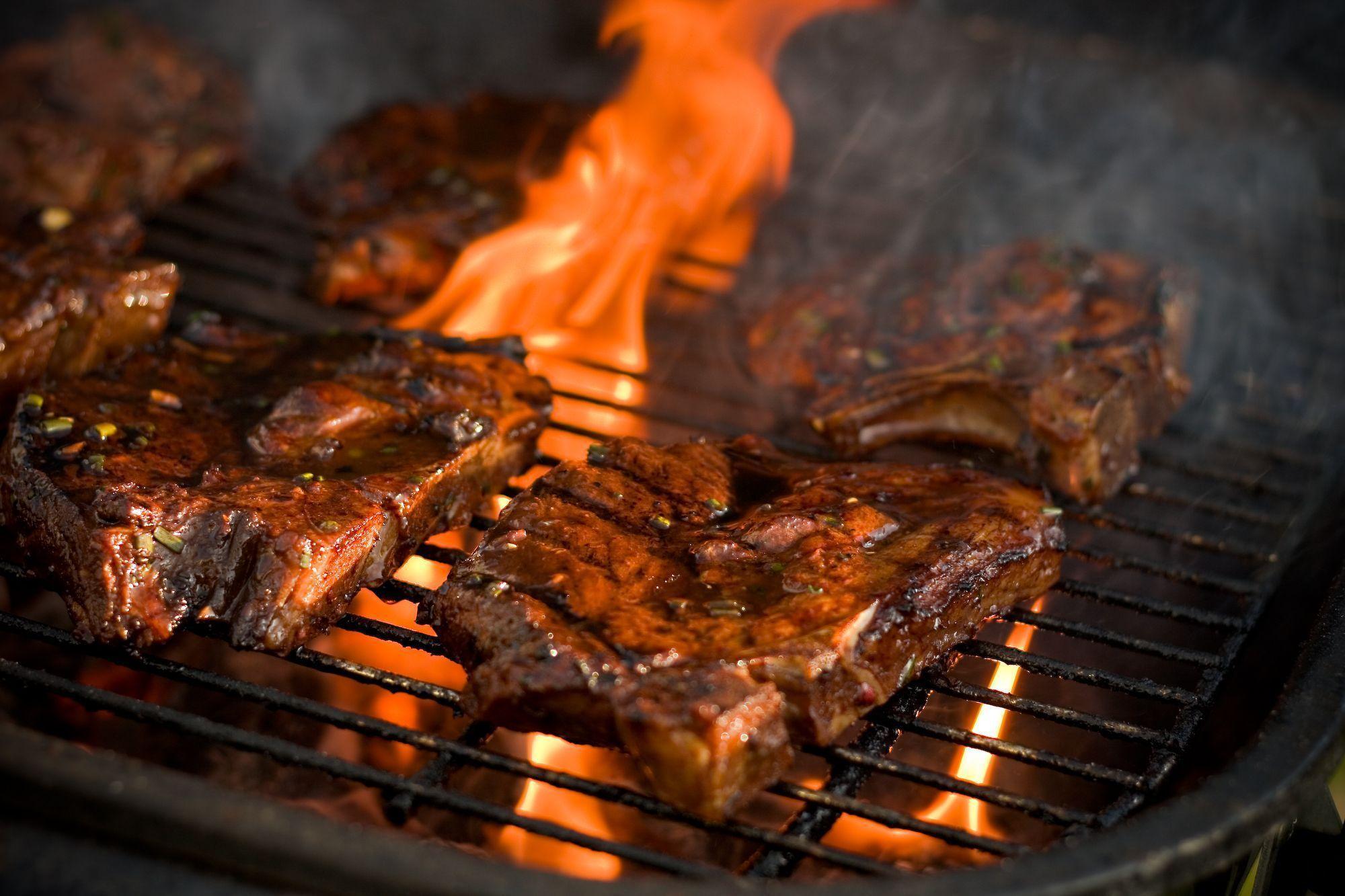 7 Grilling Steak In Flame Hd Wallpaper - Meat Grill (#1141368) - HD