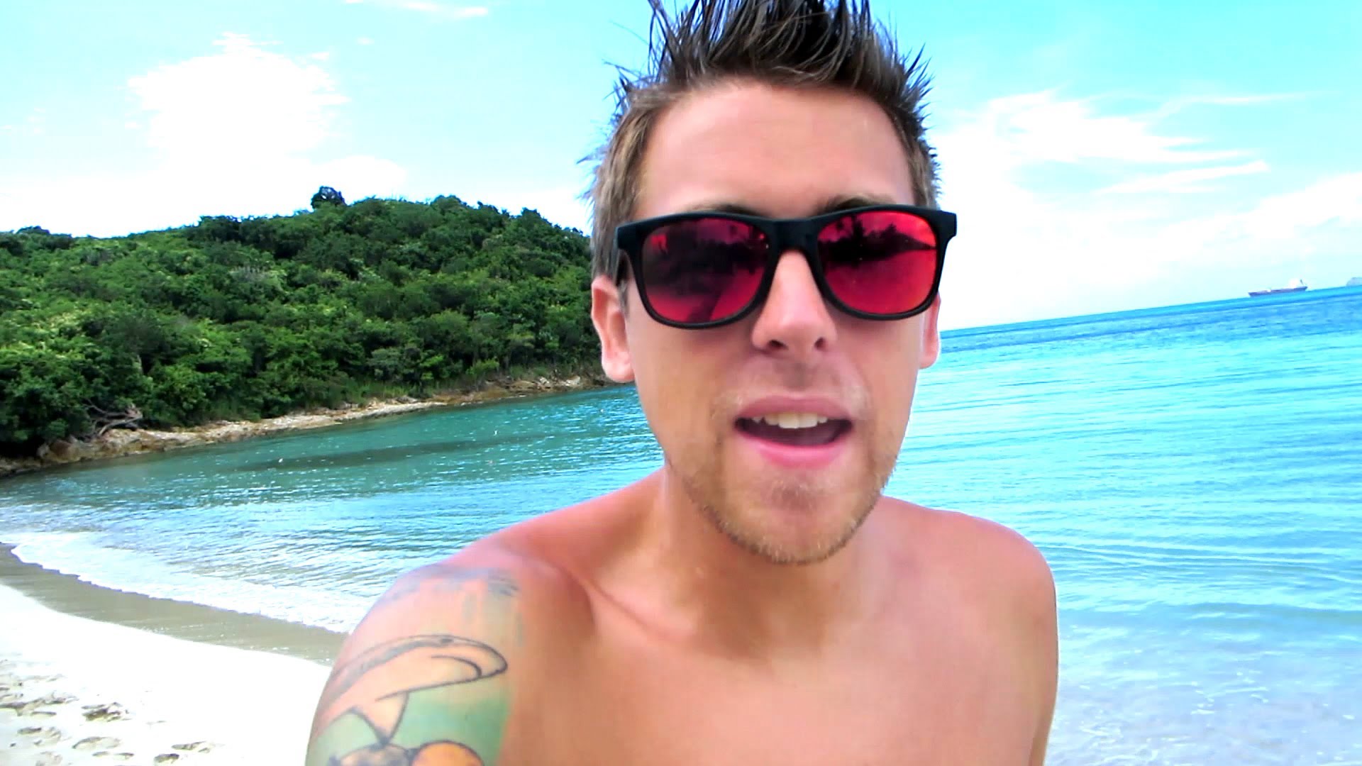 Roman Atwood Best Wallpaper - Roman Atwood At Beach , HD Wallpaper & Backgrounds