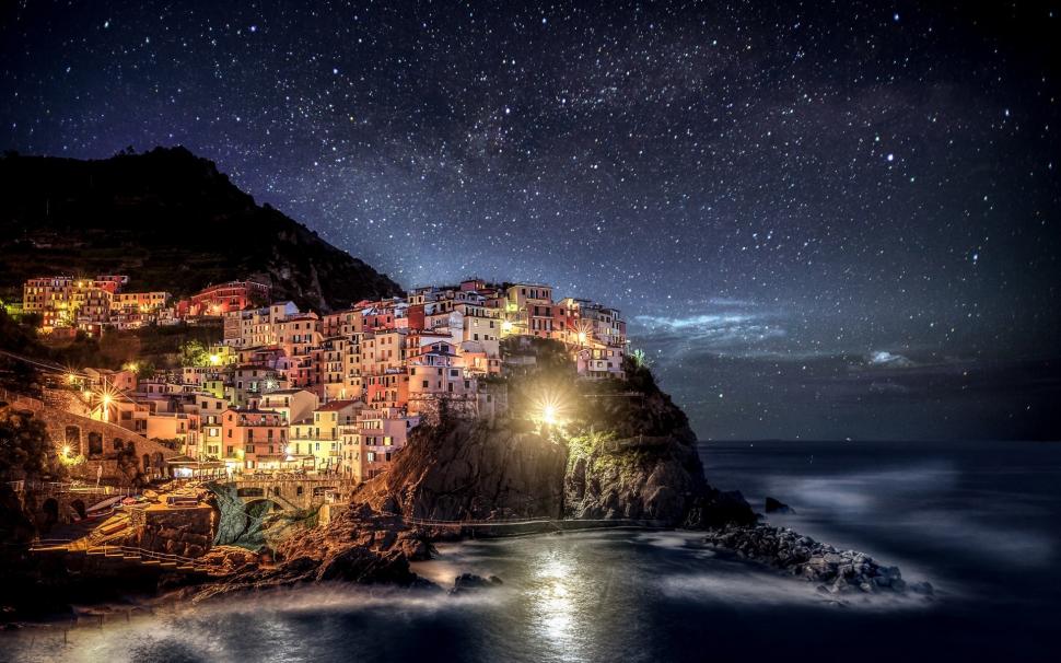 Italy, Liguria, Manarola, Cinque Terre, Night Lights, - Valle De Las Luces Italia , HD Wallpaper & Backgrounds