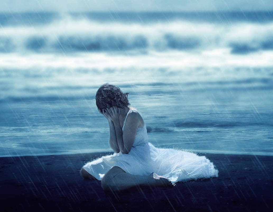 Lonely Girl Crying With Tears In Rain Thinking Of Forgotten - Girl Sitting Alone Crying , HD Wallpaper & Backgrounds