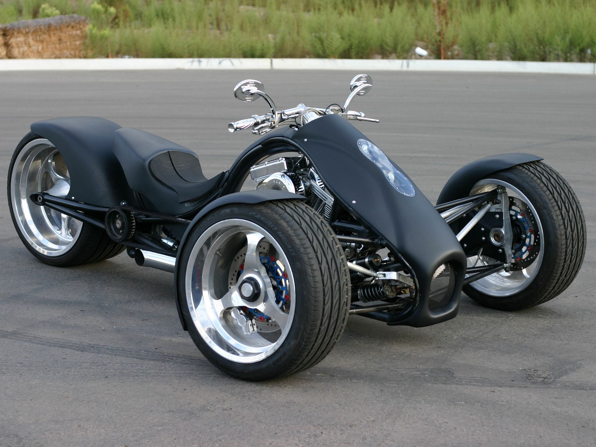 Strange Three Wheeled Motorcycle Hd Widescreen Desktop - Motorrad Mit 3 Rädern , HD Wallpaper & Backgrounds