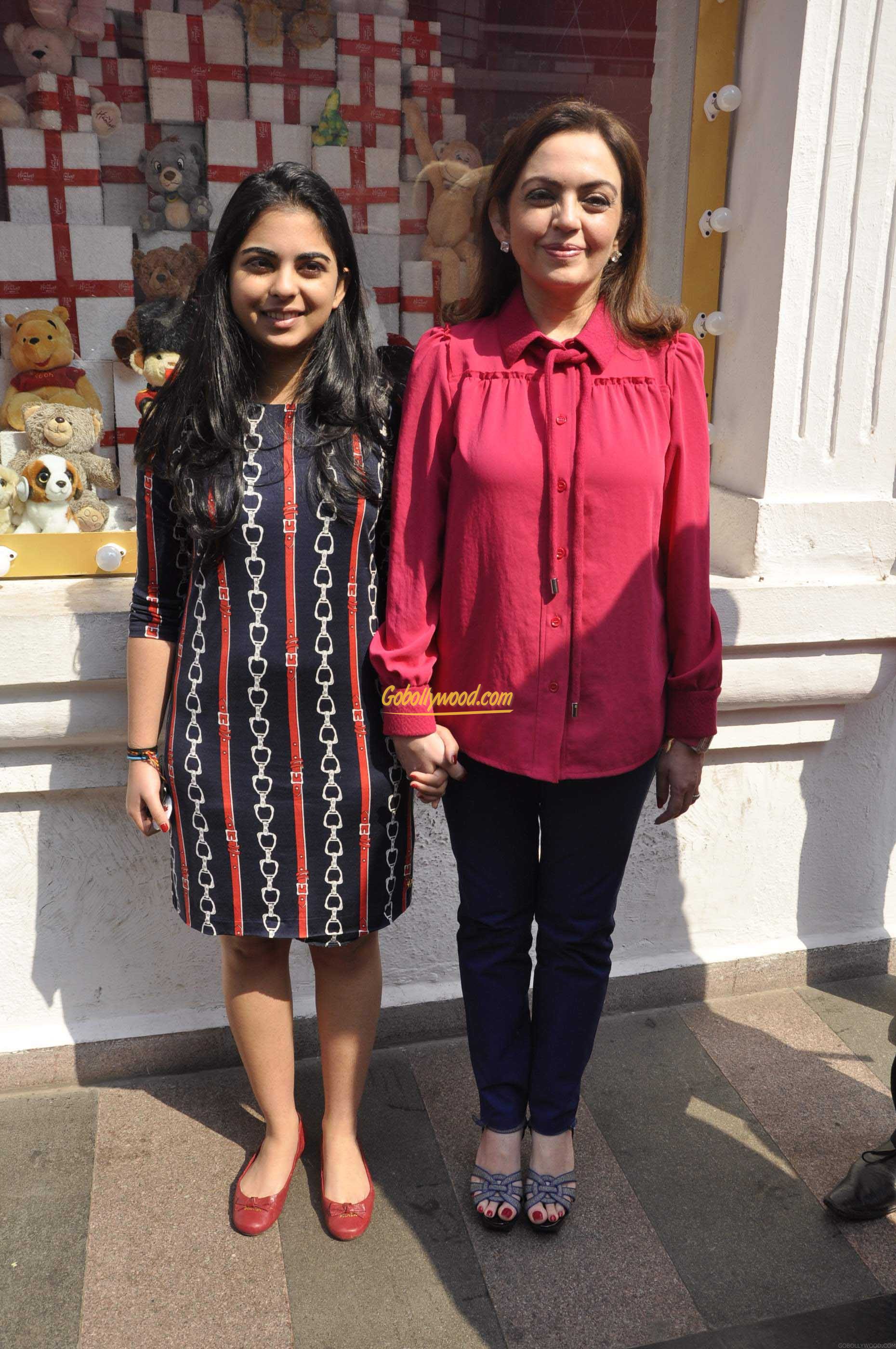 Download Mukesh Ambani Family Wallpapers Daughter Of Nita Ambani On