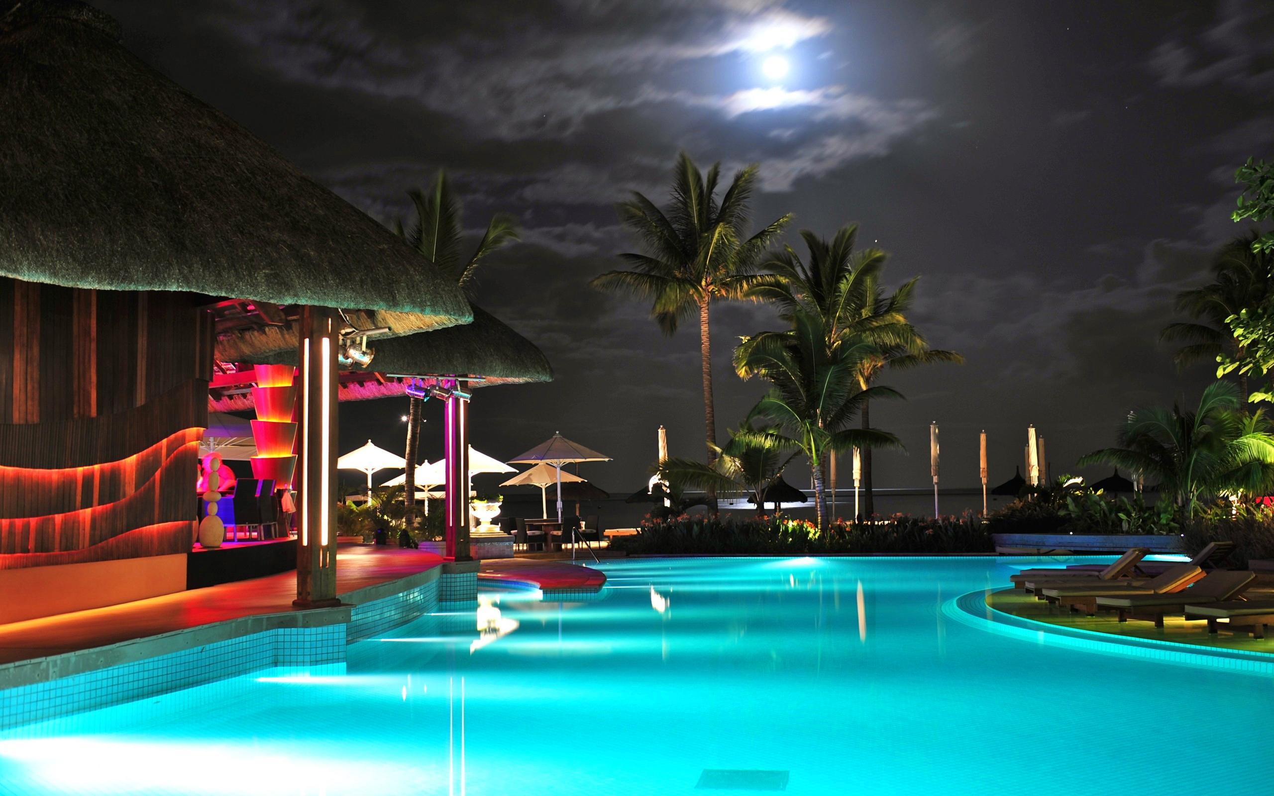 Swimming Pool At Night - Swimming Pool Night , HD Wallpaper & Backgrounds