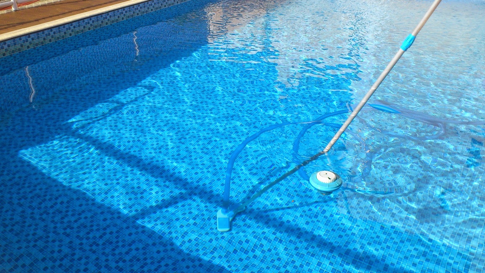 Tratamento De Piscin - Swimming Pool Dust Remover Stick , HD Wallpaper & Backgrounds