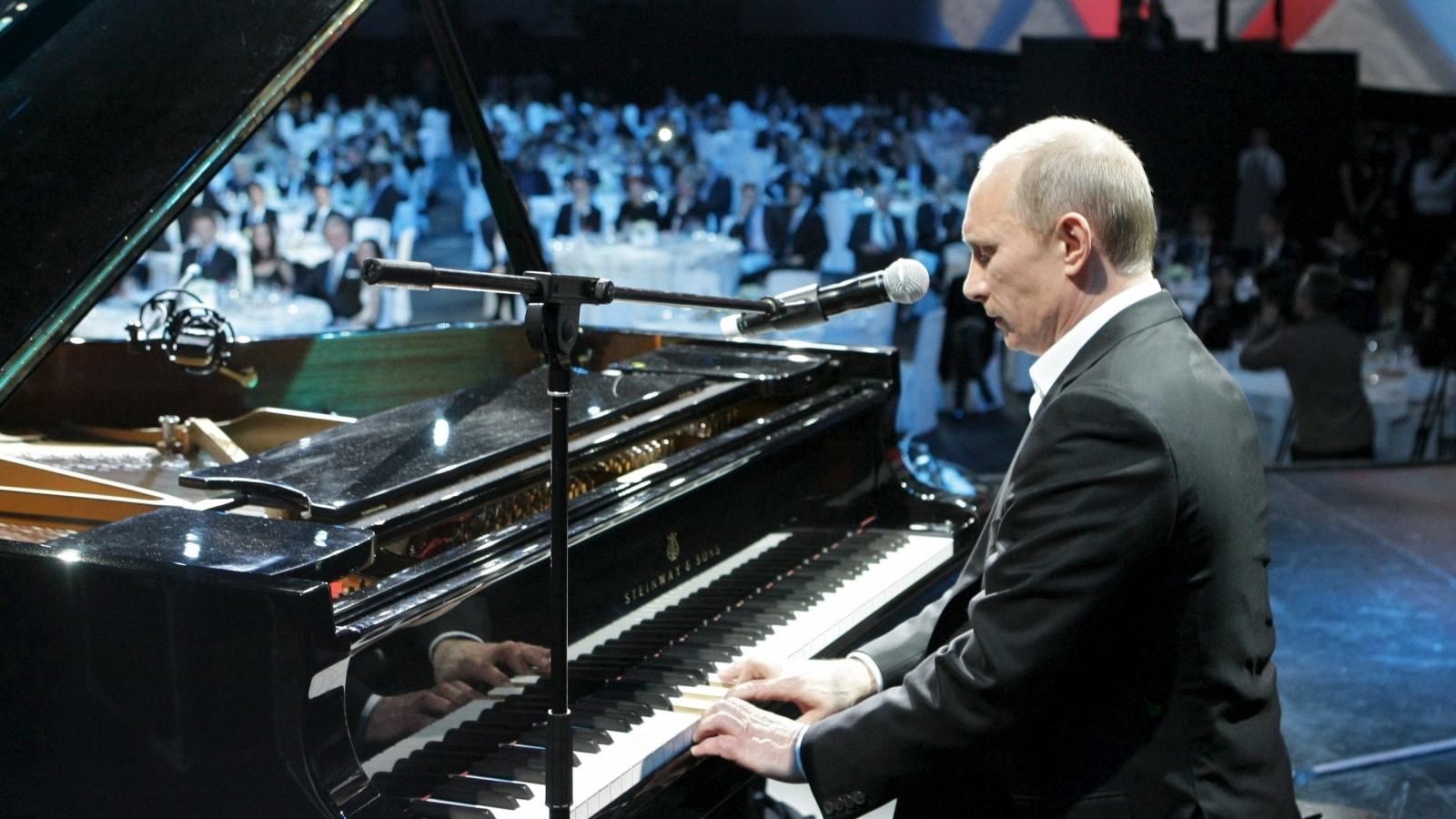 Vladimir Putin Playing Piano Wallpaper - Vladimir Putin Piano , HD Wallpaper & Backgrounds