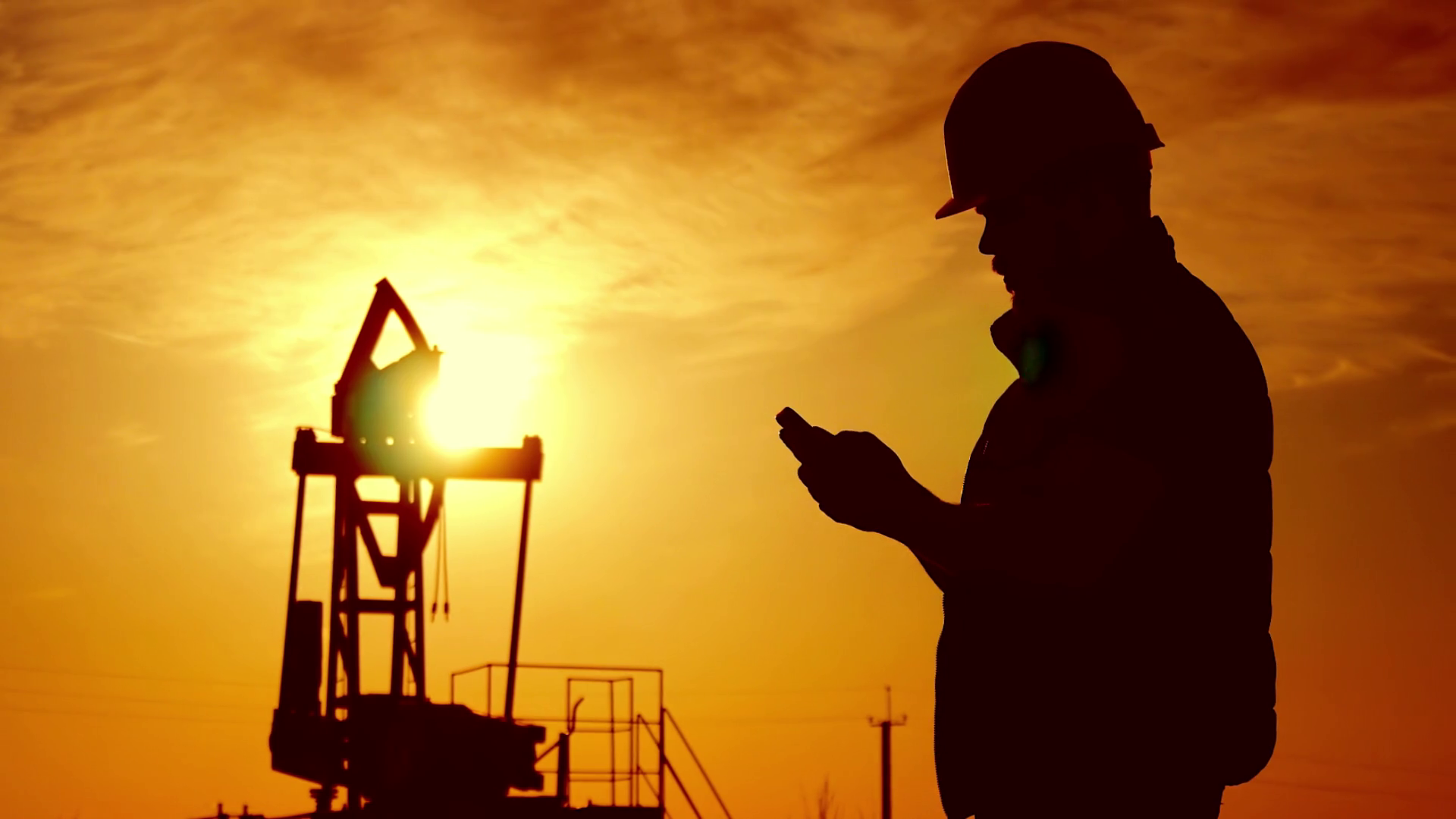Silhouette Of Oilfield Worker At Crude Oil Pump In - Silhouette , HD Wallpaper & Backgrounds