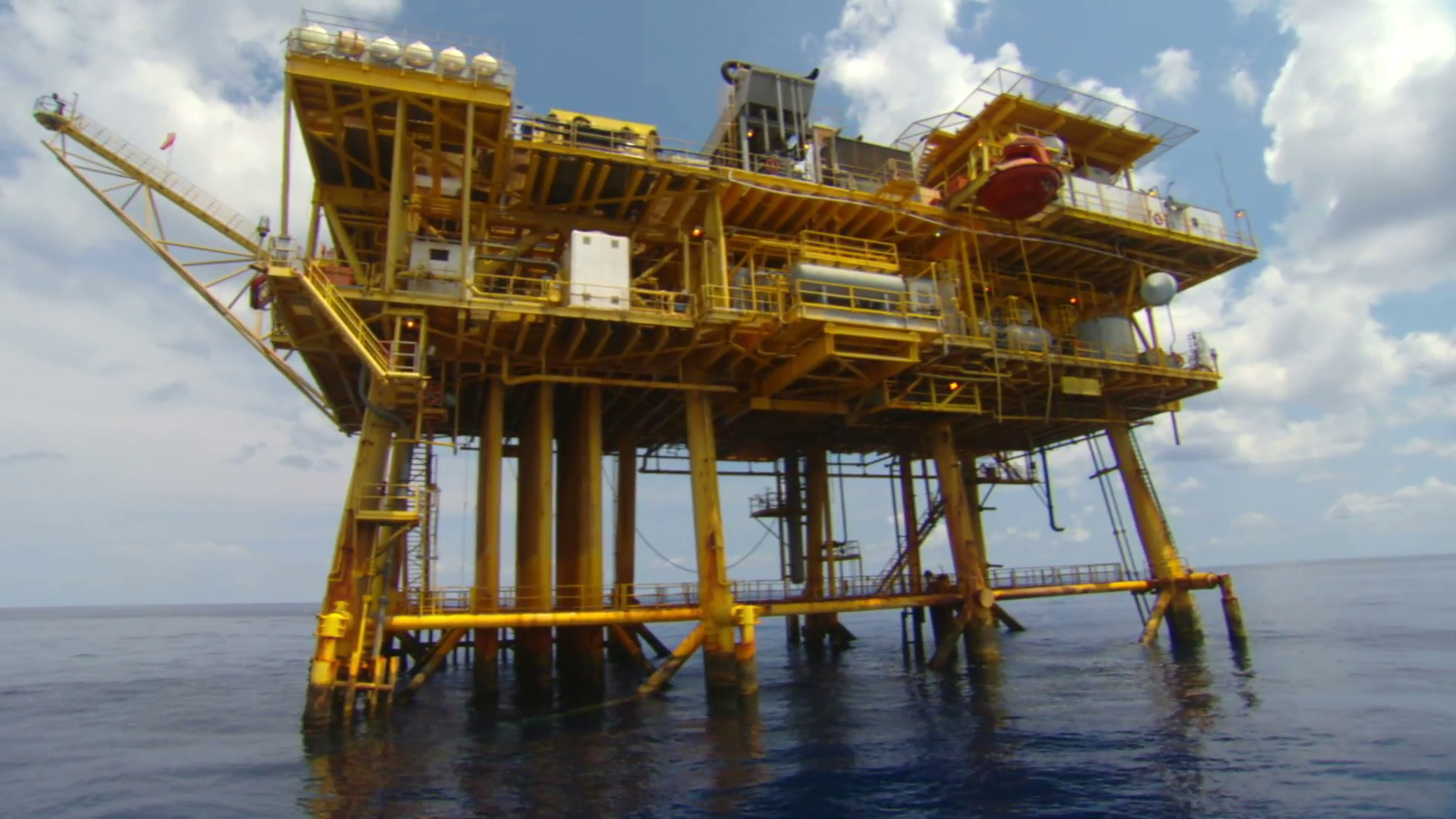 Oil Rig Tock Footage Video Gulf Of Mexico Yellow Gas - Oil Rig Up Close , HD Wallpaper & Backgrounds