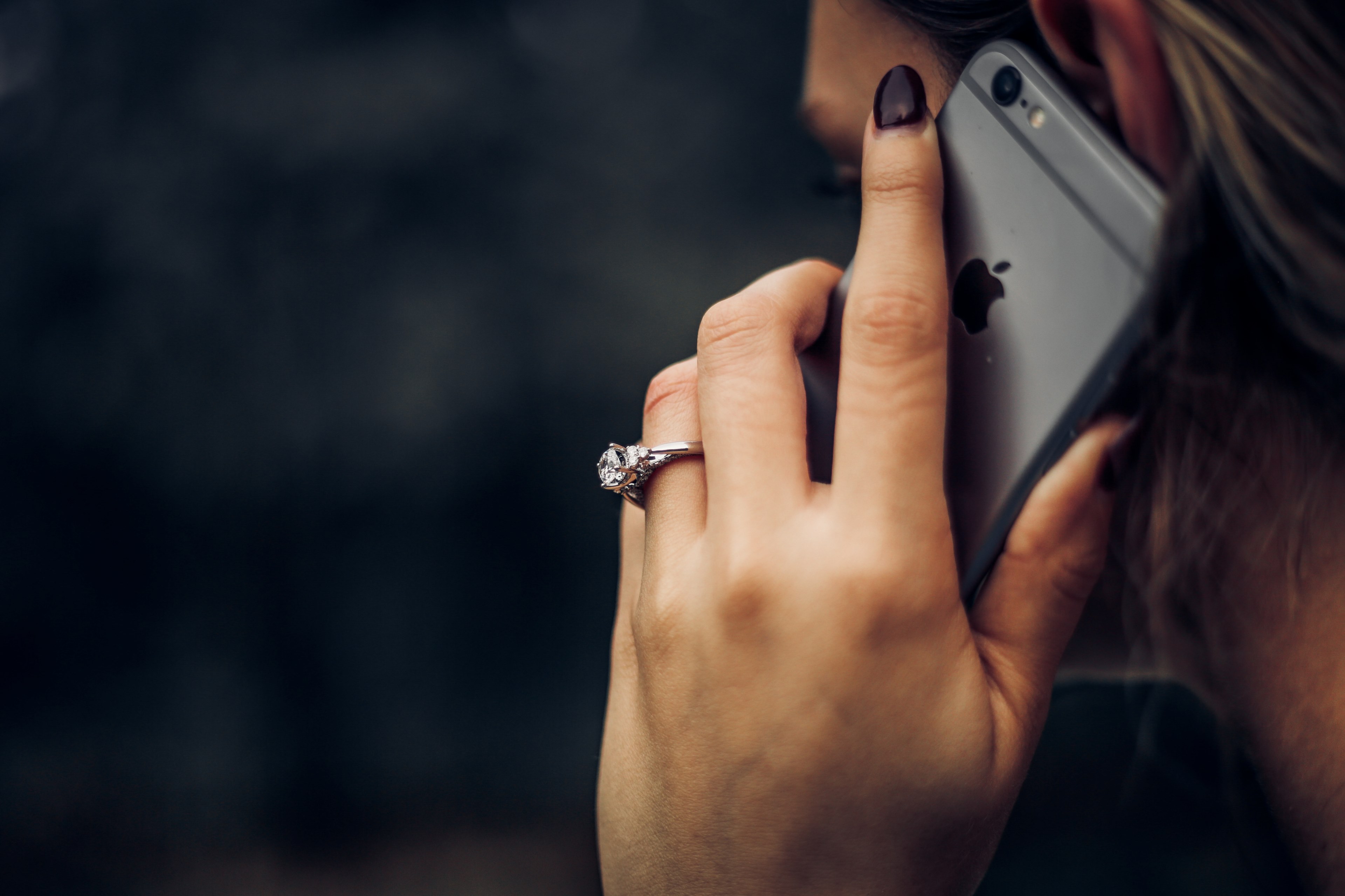 #3840x2560 Woman Wearing A Diamond Wedding Ring Talking - Woman Talking On Iphone , HD Wallpaper & Backgrounds