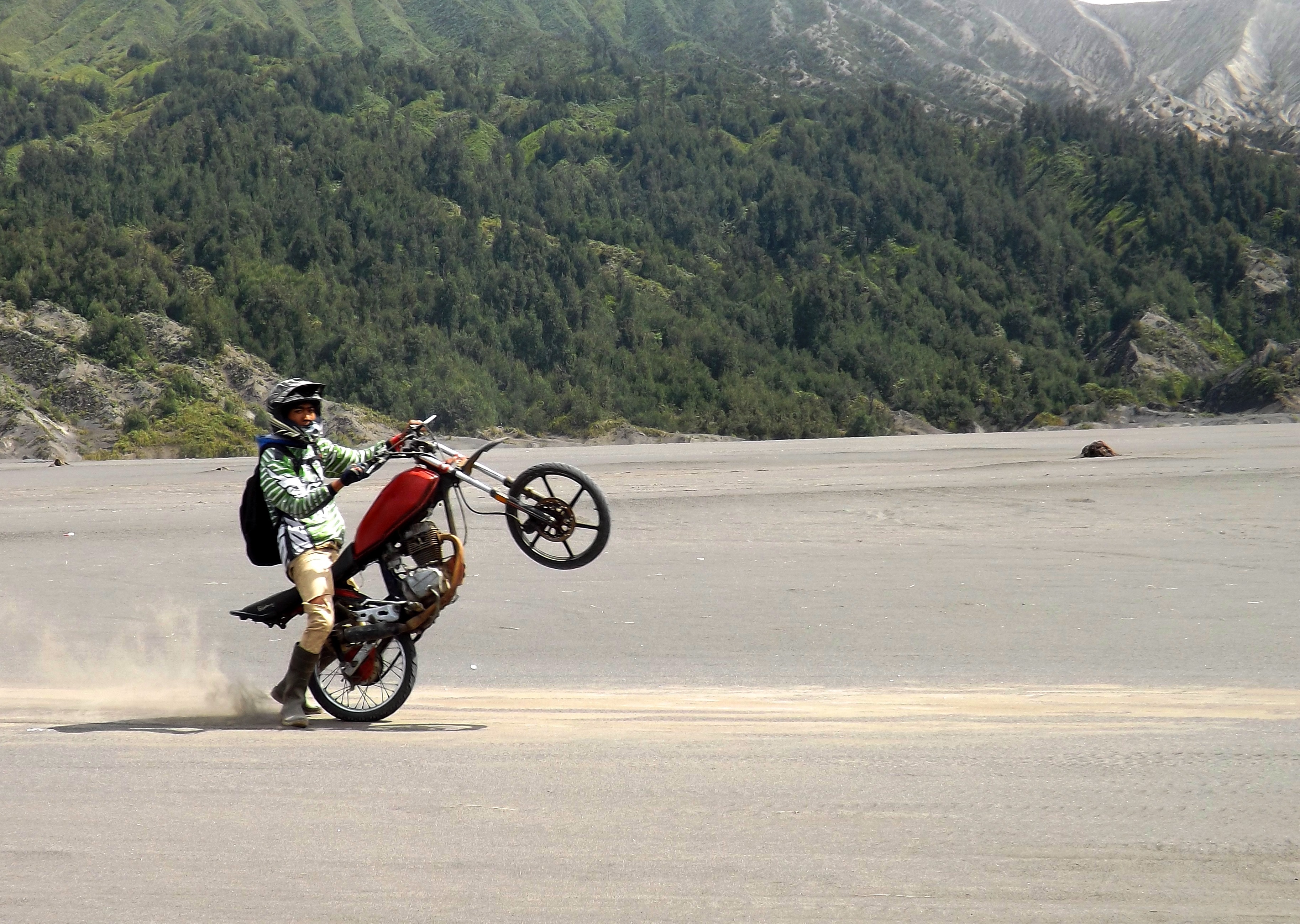Man Doing Wheelie On Red Standard Motorcycle - Antonio Gramsci Quotes , HD Wallpaper & Backgrounds