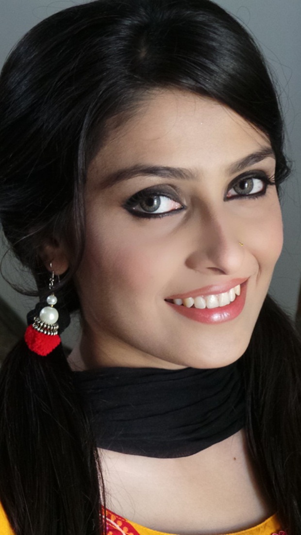 Pakistani Actress Hd Wallpapers - Ayeza Khan Young Age , HD Wallpaper & Backgrounds