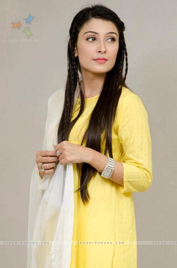 Pakistani Actress Ayeza Khan Latest Photos And Wiki - Ayeza Khan Cinderella Dress , HD Wallpaper & Backgrounds