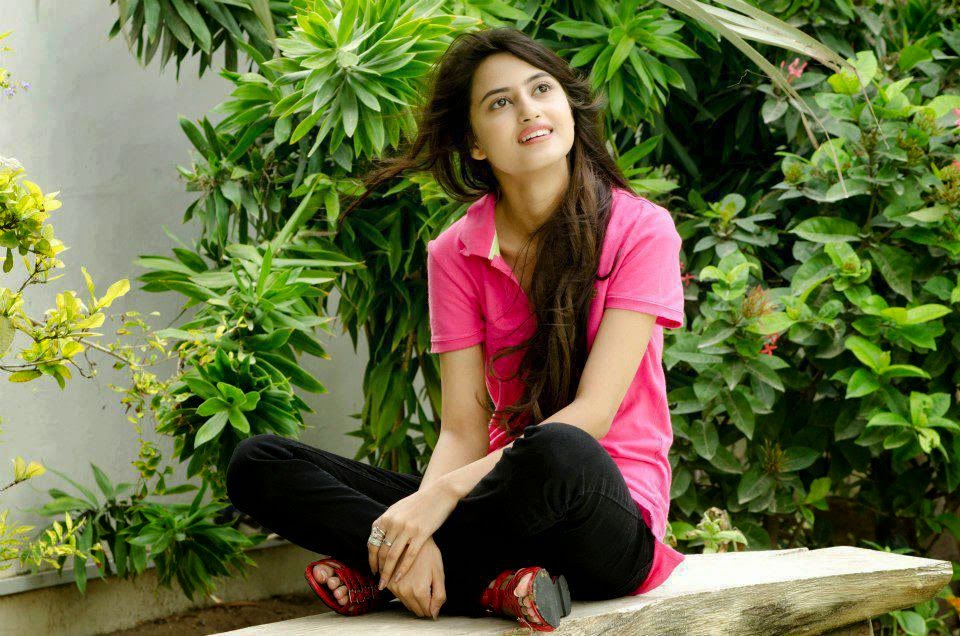 Sajal Ali Hd Wallpaper - Pakistani Model Sajal Ali , HD Wallpaper & Backgrounds