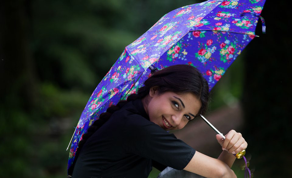 Pakistani Girls Hd Wallpaper - Girls With Umbrella Actress , HD Wallpaper & Backgrounds