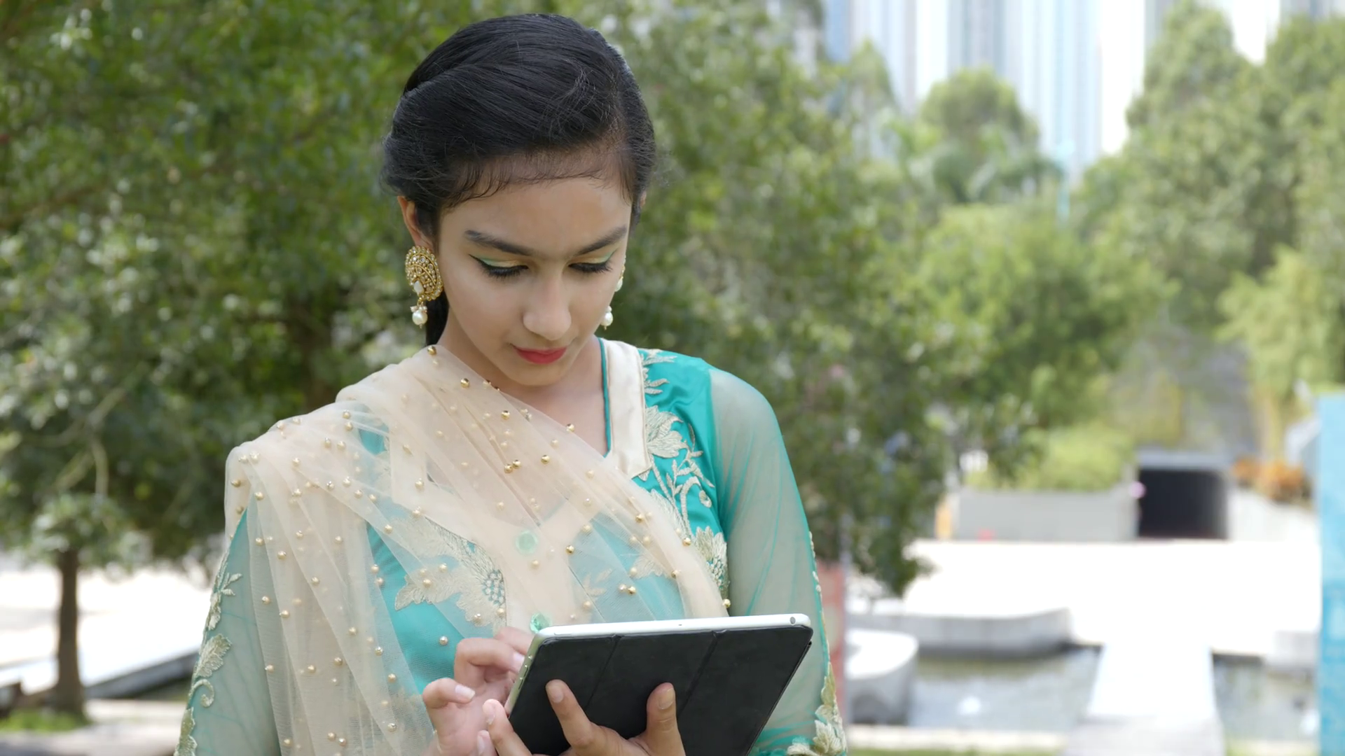 Young Pakistani Girl Using Tablet In The Park Stock - Pakistani Girl Image Full Hd , HD Wallpaper & Backgrounds