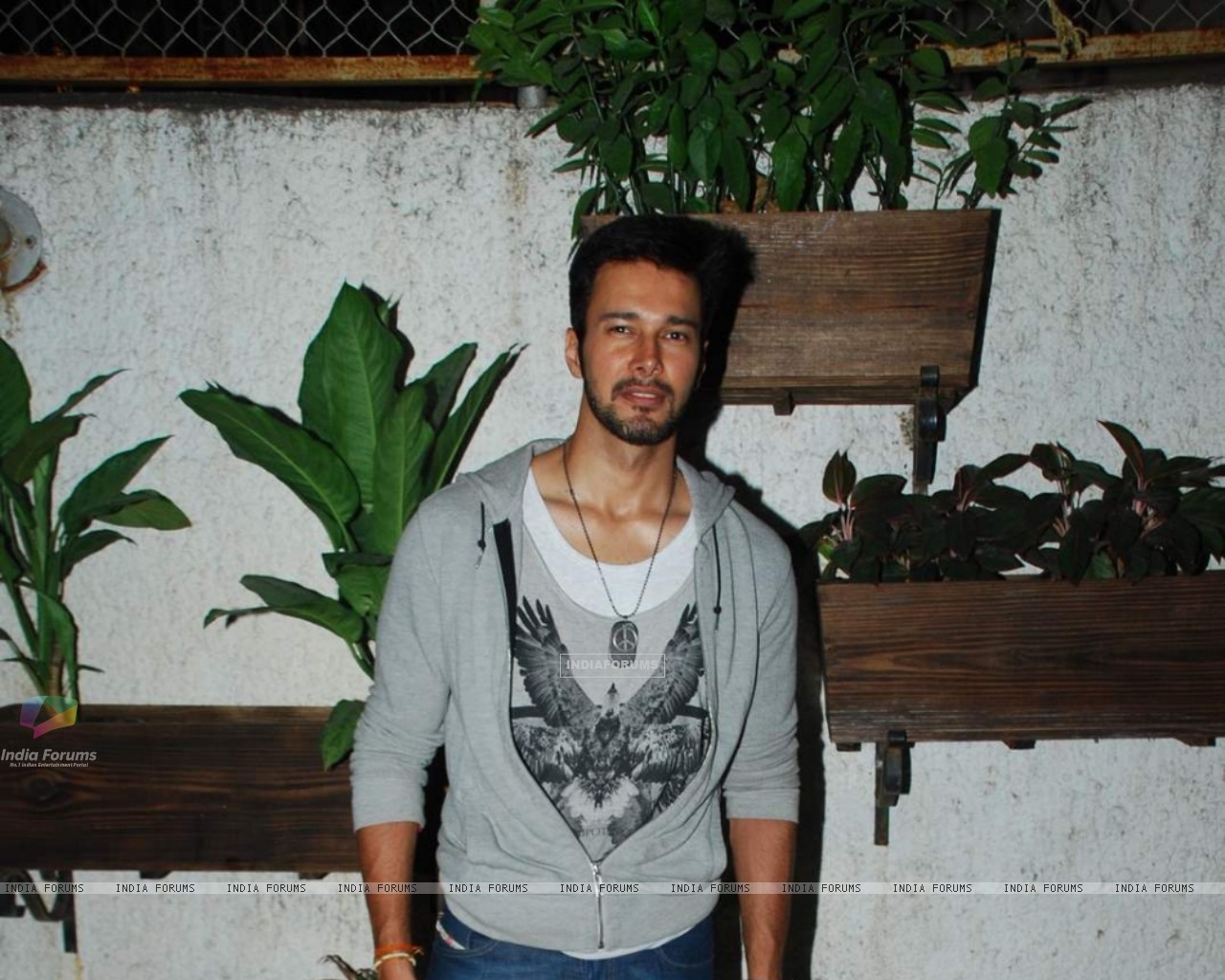 Rajneesh Duggal Poses For Media At Special Screening - Vacation , HD Wallpaper & Backgrounds