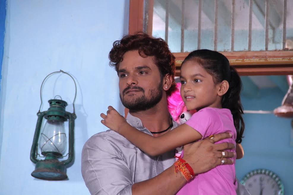 खेसारी लाल और उनकी बेटी कृति यादव एक साथ फिल्म 'दुलहिन - Khesari And His Wife , HD Wallpaper & Backgrounds