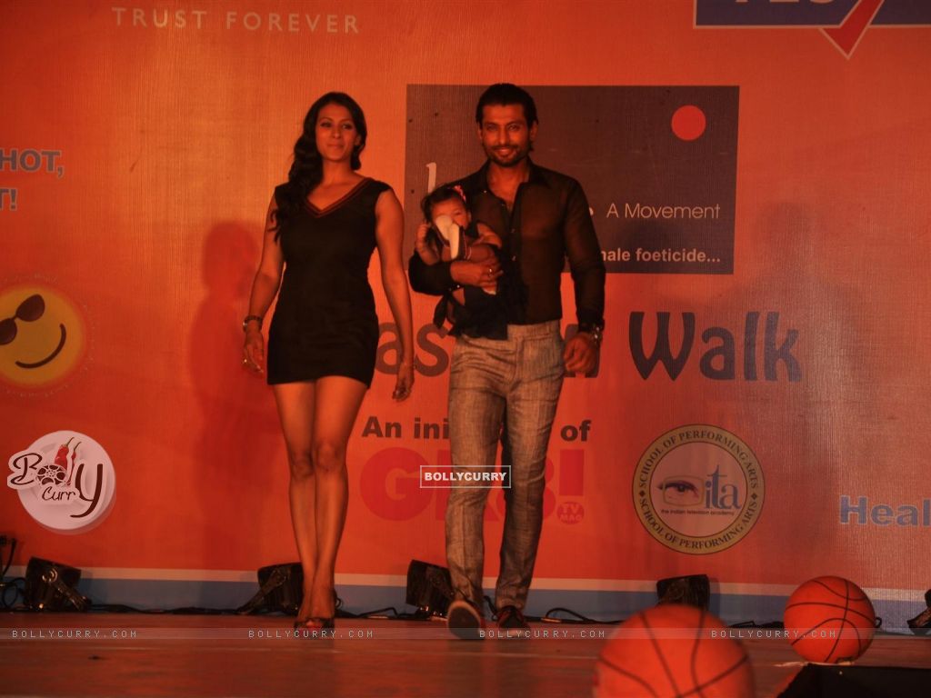 Indraneil Sengupta & Barkha Bist At Gr8 Fashion Walk - Living Water , HD Wallpaper & Backgrounds