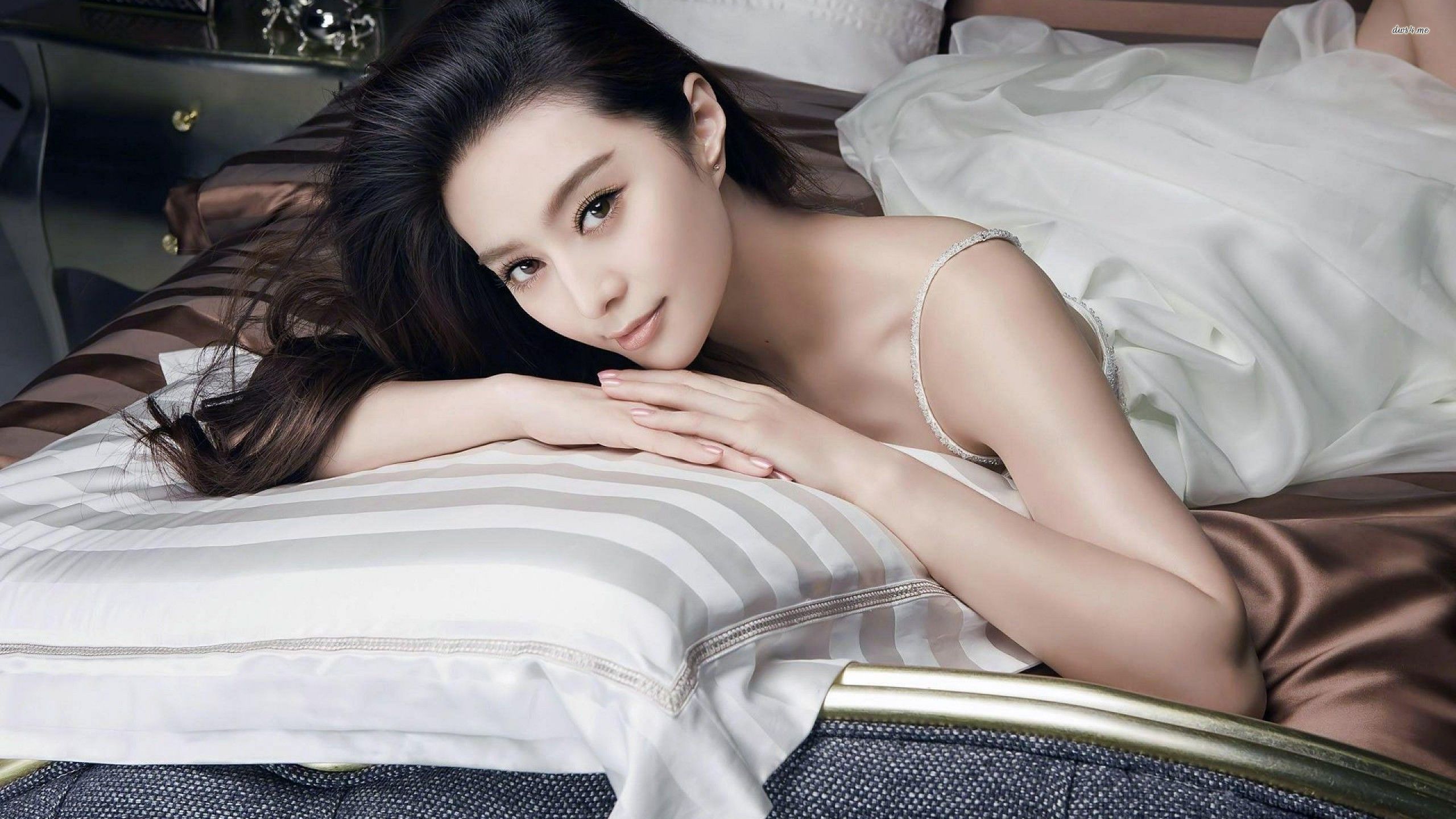 Fan Bingbing In Bed Wallpaper - Sexy Asian Models In Bed , HD Wallpaper & Backgrounds