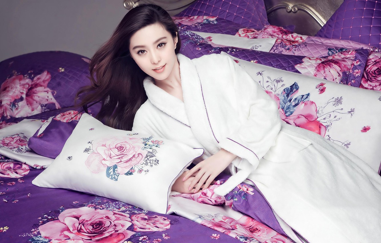Photo Wallpaper Girl, Bed, Bathrobe, Fan Bingbing - Fan Bingbing In Bed , HD Wallpaper & Backgrounds
