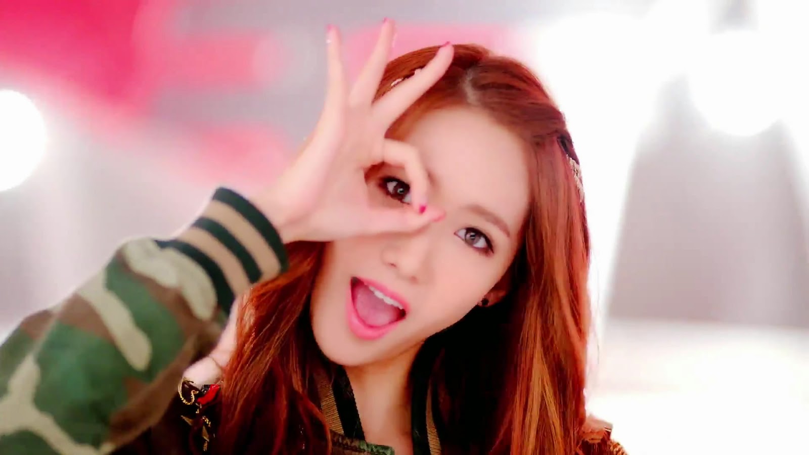 Yoona Snsd Wallpaper - Ariana Grande Illuminati Signs , HD Wallpaper & Backgrounds