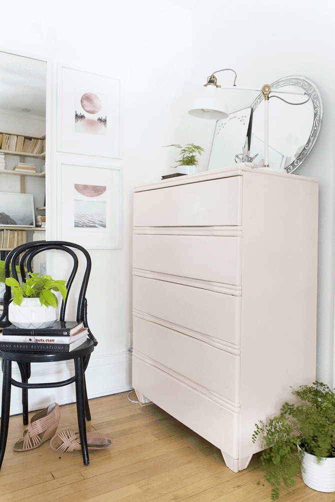 Peekaboo Pattern In A Chest Of Drawers Featuring Juju - Windsor Chair , HD Wallpaper & Backgrounds