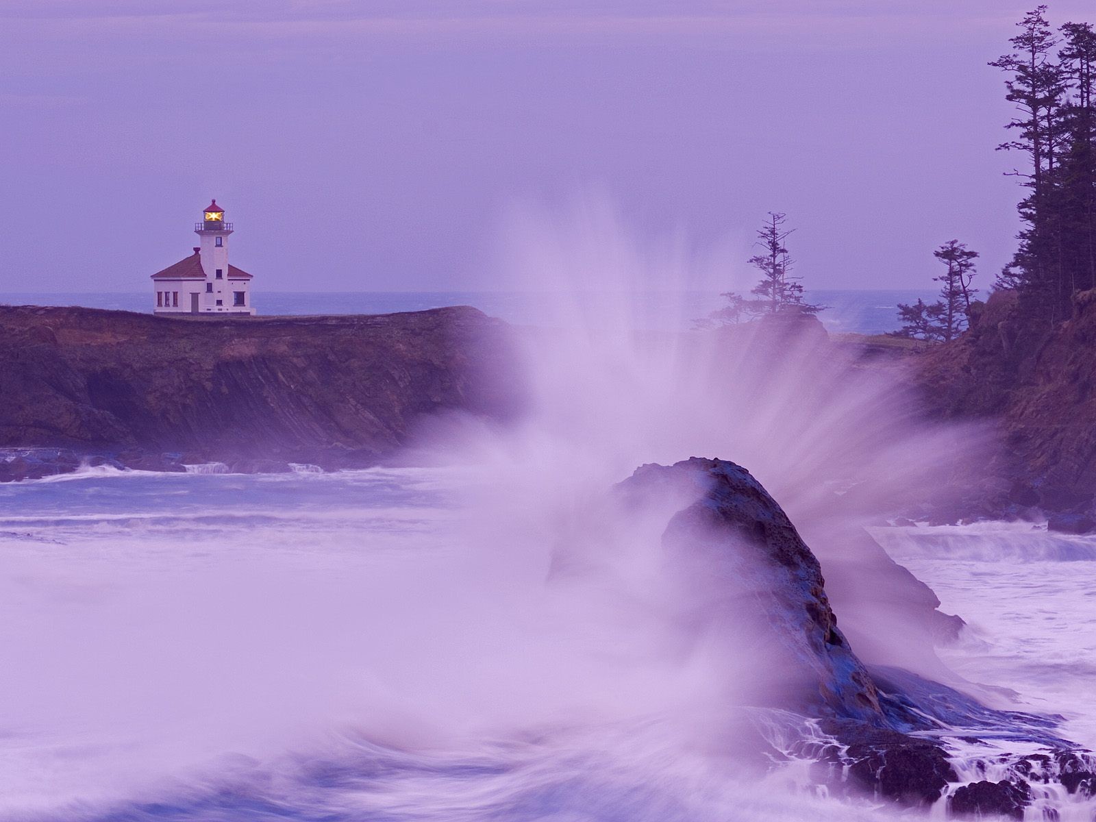 Farol Em Oregon Crashing Wave Cape Arago Lighthouse - Cape Arago Lighthouse , HD Wallpaper & Backgrounds