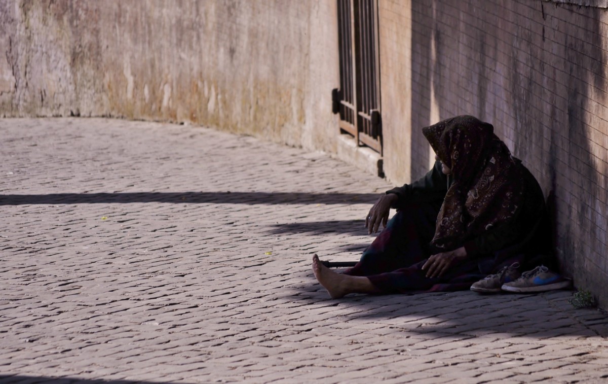 Disrupting The Poverty Trap - Homeless Old Woman , HD Wallpaper & Backgrounds