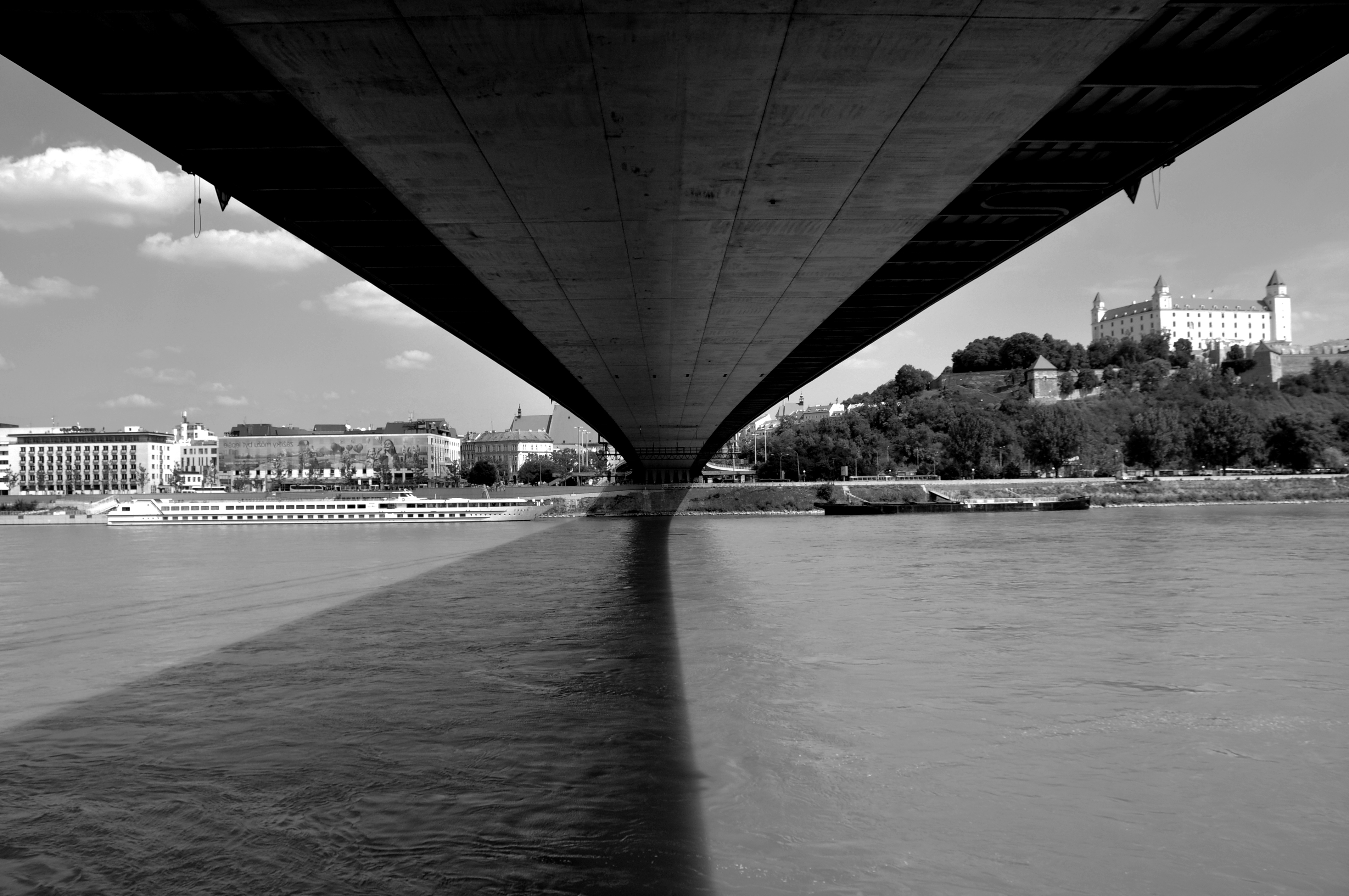 Monochrome, Bridge, River, Castle, Slovakia, Bratislava, - Concrete Bridge , HD Wallpaper & Backgrounds