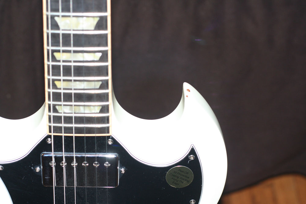 Gibson Sg Standard, Classic White Chips Easily - Gibson White Sg Standard , HD Wallpaper & Backgrounds