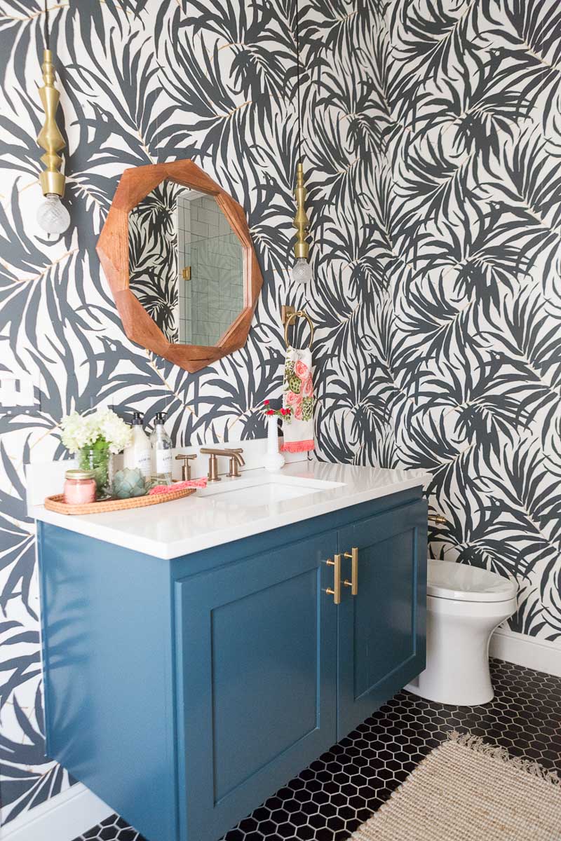 Love The Black And White Palm Frond Wallpaper In This - Wallpapered Bathroom , HD Wallpaper & Backgrounds
