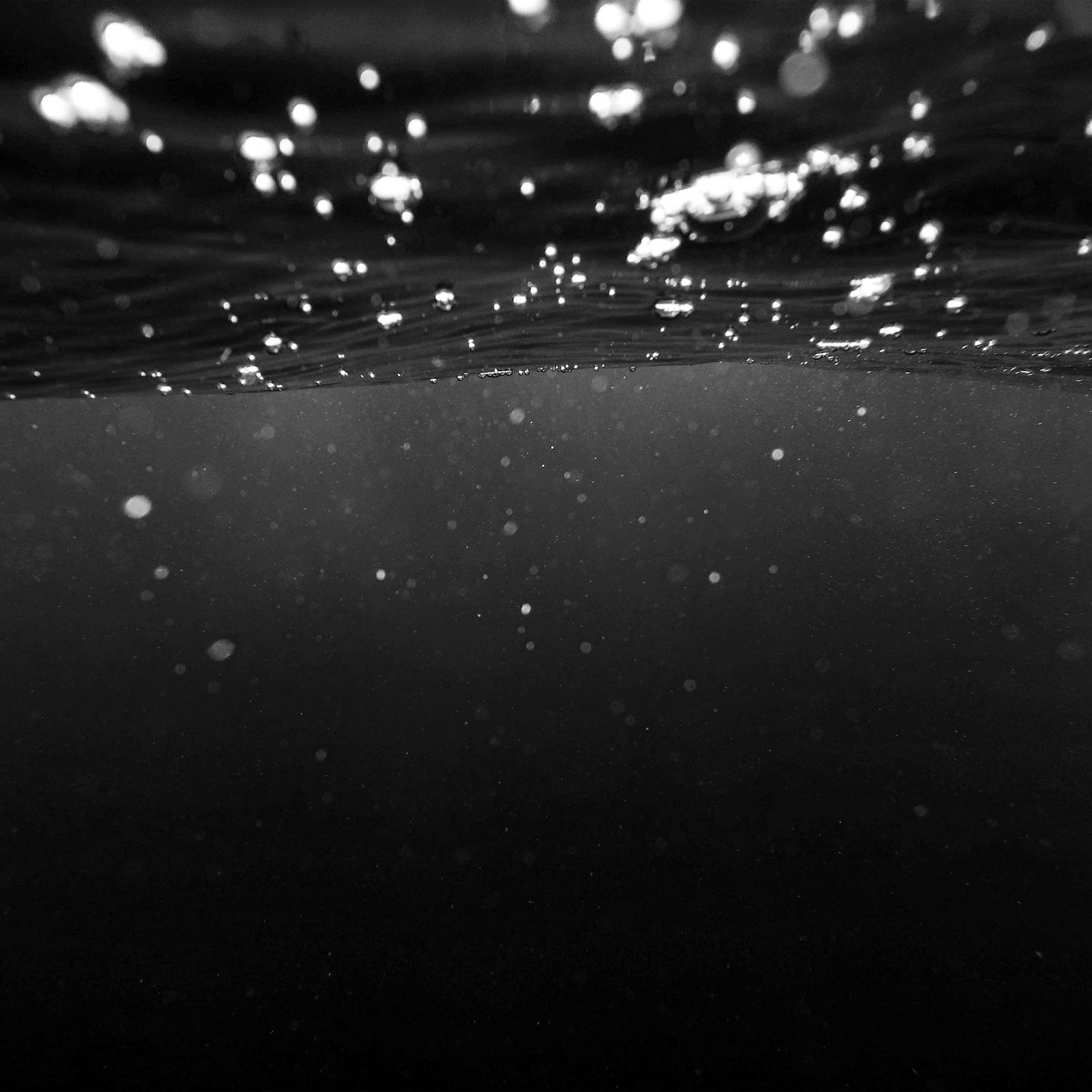 Bubble Underwater Swim Bw Dark Pattern Ipad Pro Wallpaper - Ipad Pro Wallpaper Black , HD Wallpaper & Backgrounds