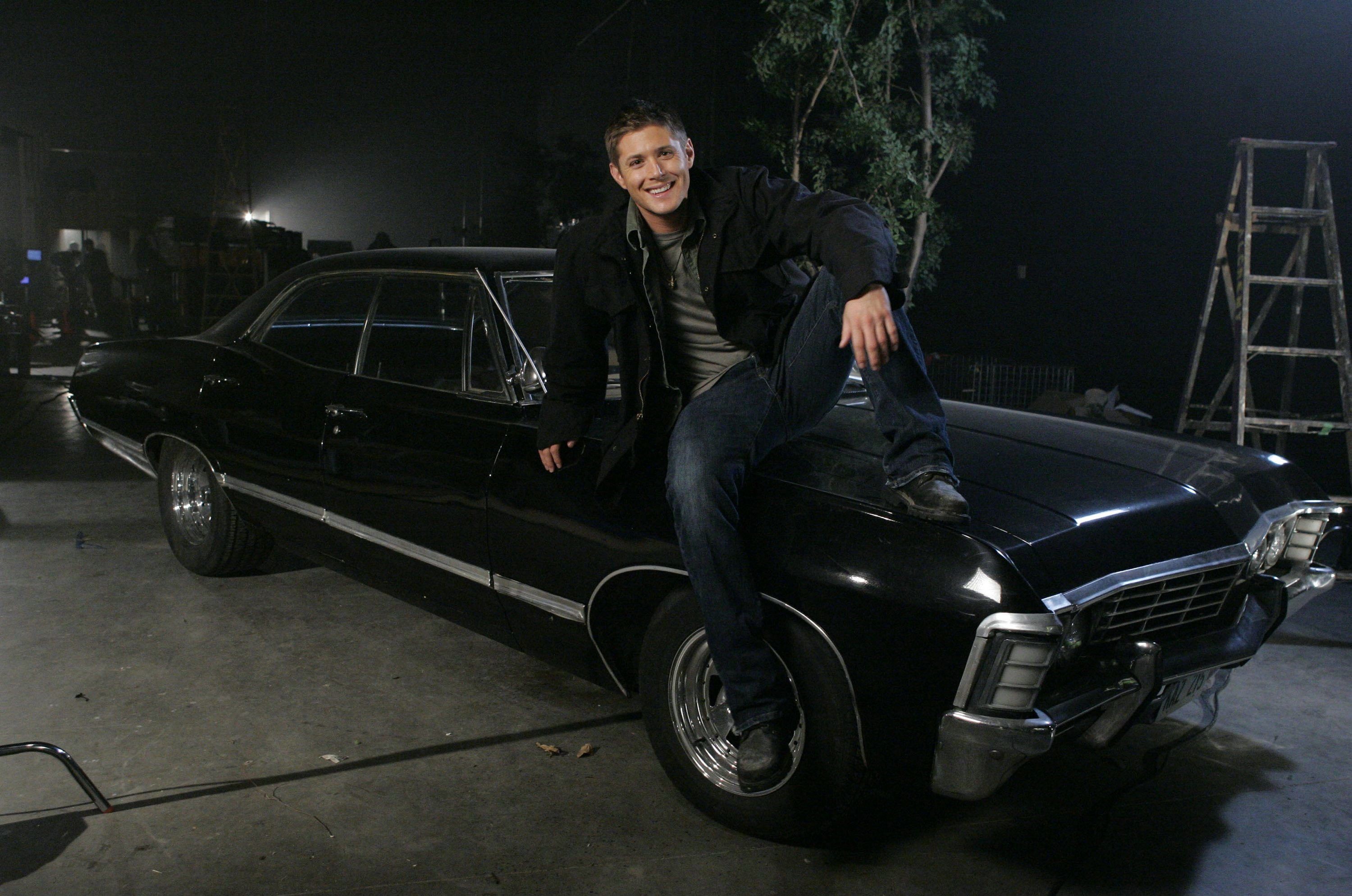 Related Wallpapers From Chevrolet Impala 1967 Supernatural - Dean Winchester With Impala , HD Wallpaper & Backgrounds