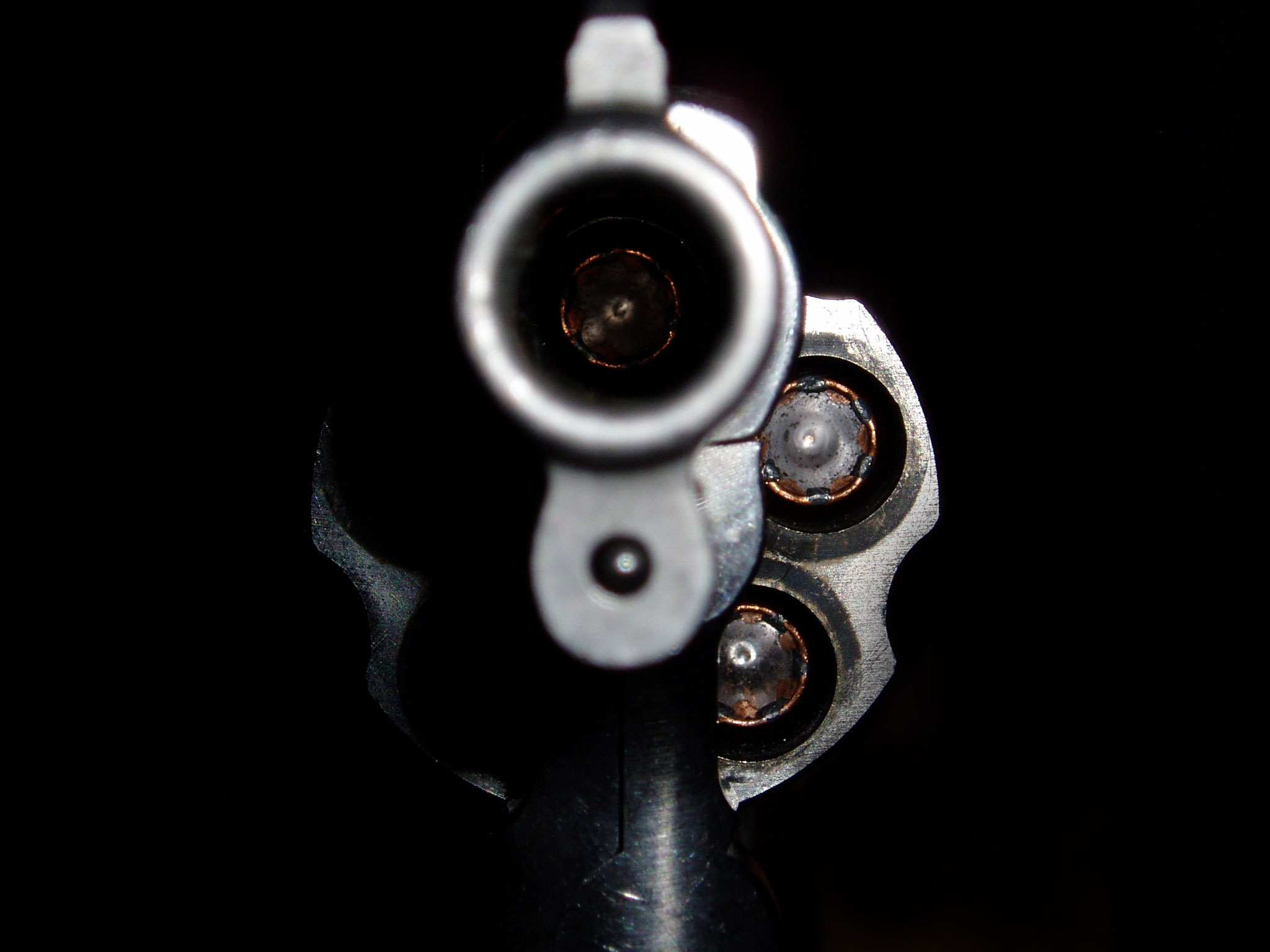 Revolver Hd Wallpaper - Gun Barrel Pointing At You , HD Wallpaper & Backgrounds